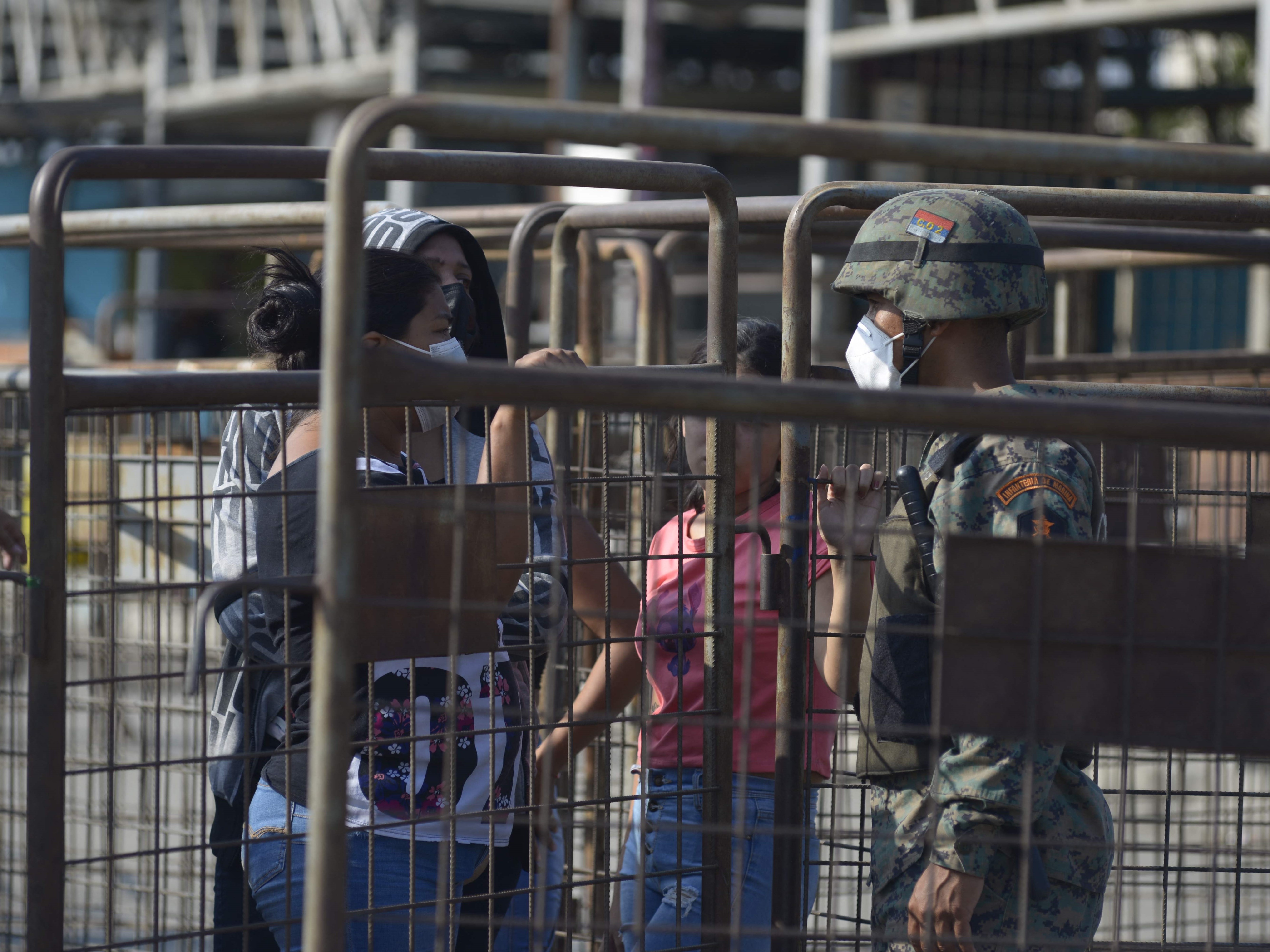 Kerabat narapidana berbicara kepada polisi meminta informasi selama kerusuhan di penjara Regional Guayaquil di Guayaquil, Ekuador.