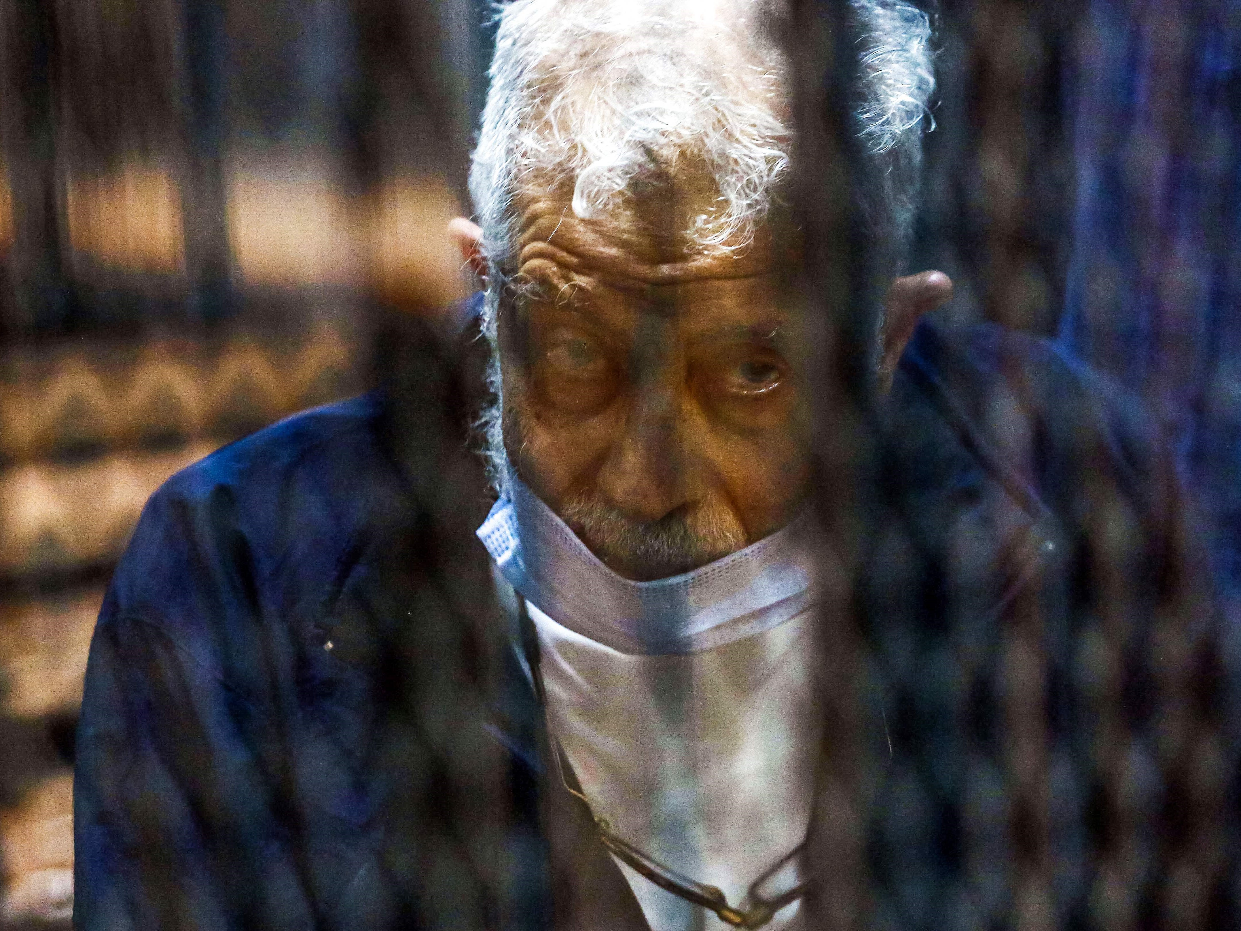 Mahmud Ezzat, mantan penjabat Ikhwanul Muslimin Mesir, menghadiri sesi persidangan di Institut Polisi Taurat di pinggiran selatan Kairo.