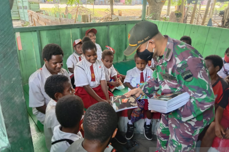 Satgas Pamtas RI-PNG Yonif 131/Brs di Nafri, menyediakan tempat belajar bersama anak di perbatasan RI-Papua Nugini.