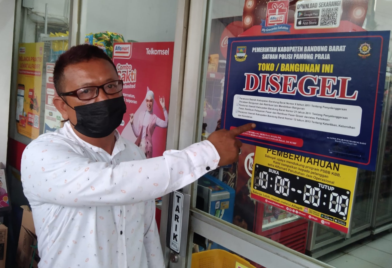 Plt Bupati Bandung Barat, Hengky Kurniawan memimpin penyegelan minimarket yang melanggar tiga Perda, Selasa (7/9)