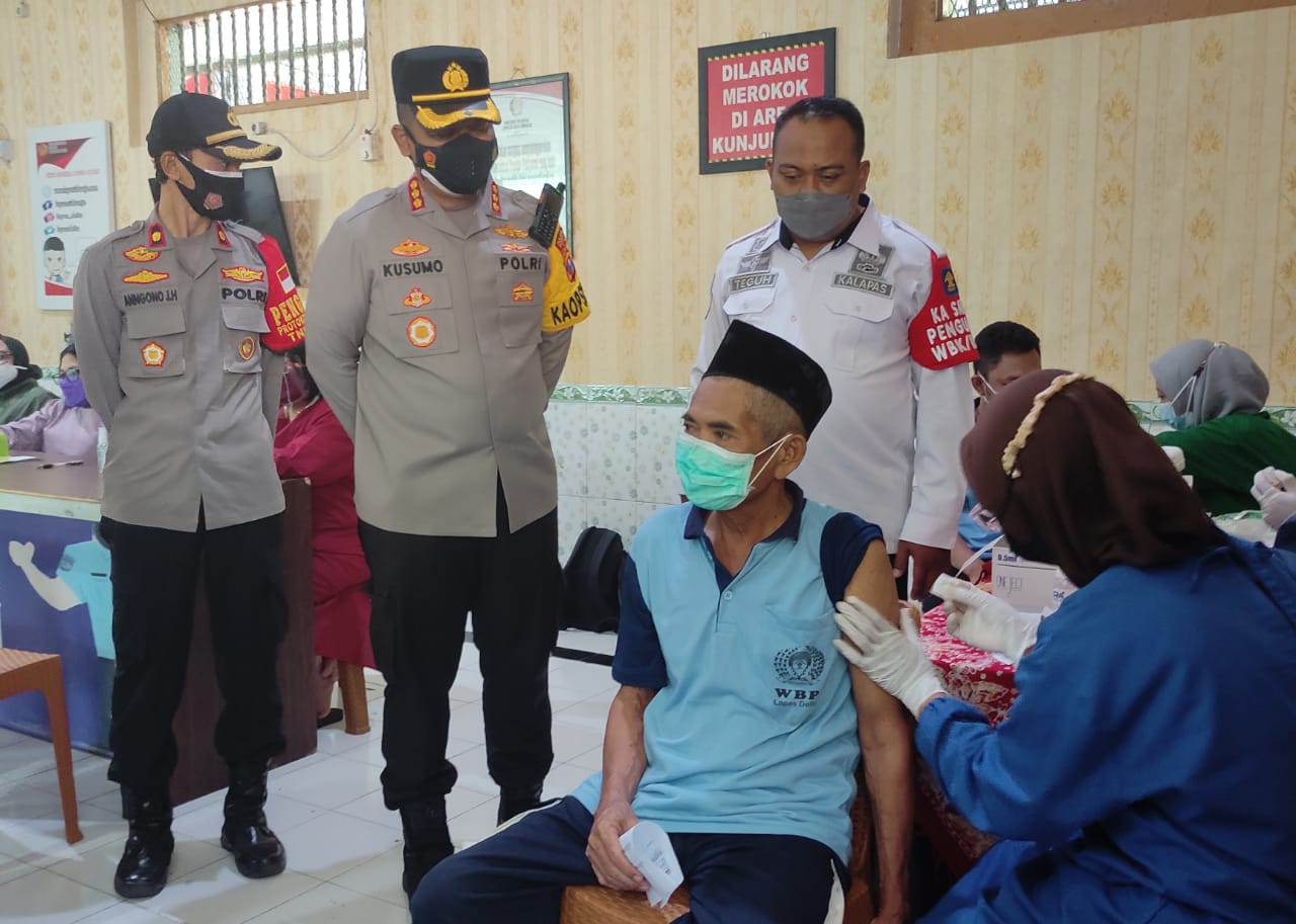 Kapolresta Sidoarjo Kombes Kusumo Wahyu Bintoro (dua kiri) meninjau pelaksanaan vaksinasi Covid-19 di Lapas Sidoarjo, Rabu (29/9). 