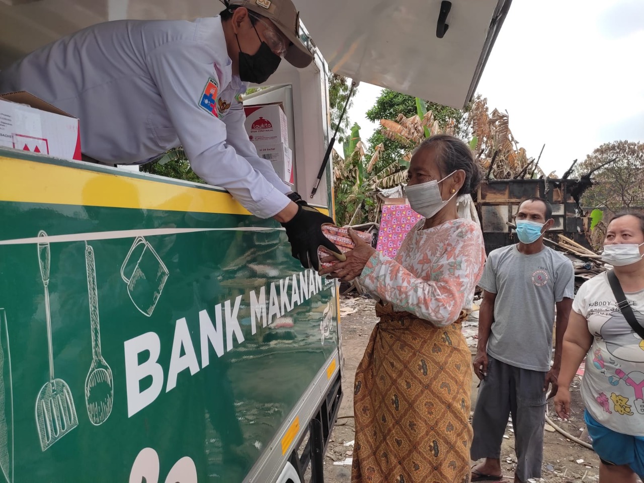 Bank Makanan adalah salah satu program BAZNAS yang aktif membantu masyarakat rentan dengan menyalurkan makanan siap saji.