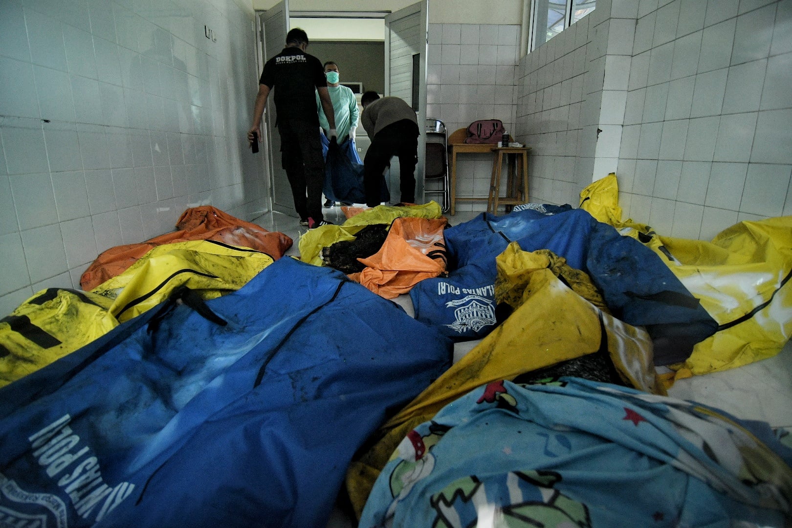 Petugas kepolisian saat mengangkat kantong jenazah korban kebakaran Lapas Klas I Tangerang, Banten.