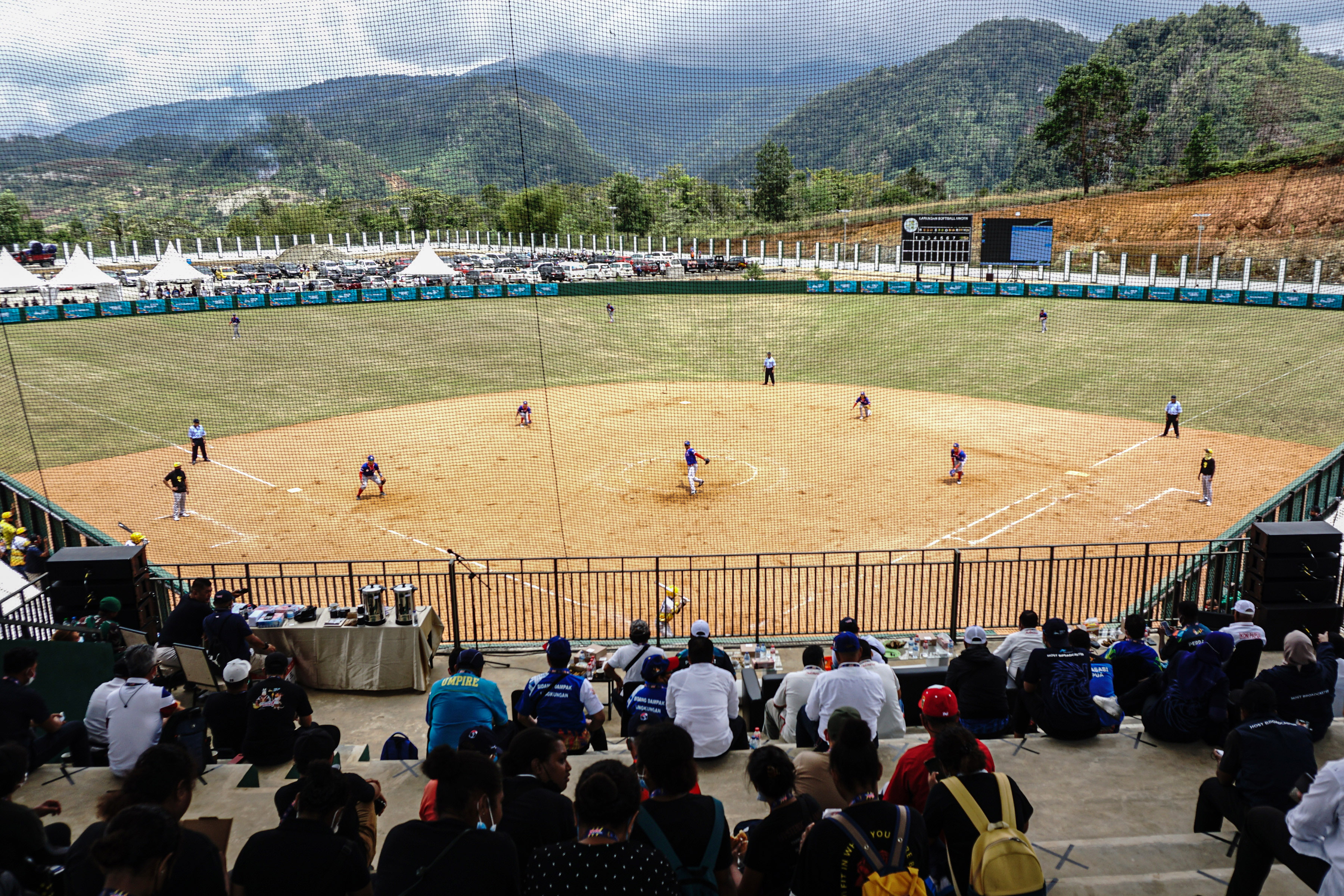 Penonton menyaksikan pertandingan softball PON XX di Stadion Agus Kafiar Universitas Cenderawasih, Kota Jayapura, Papua, Rabu (22/9).