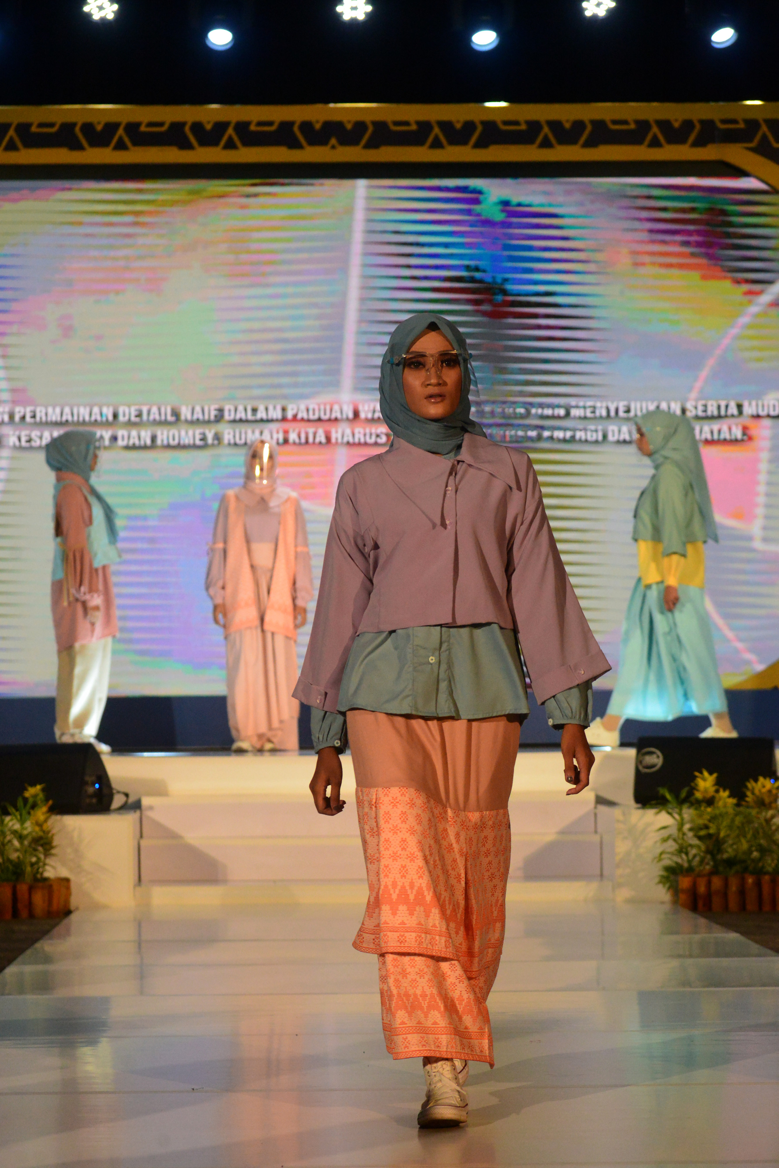 Model memperagakan busana muslim pada Fashion Show Aceh Sharia Festival 2021 secara virtual di Banda Aceh, Sabtu (7/8).