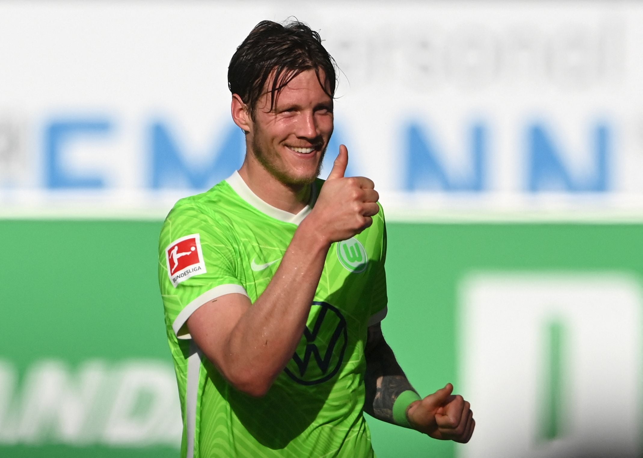 Penyerang Wolfsburg Wout Weghorst melakukan selebrasi usai mencetak gol ke gawang Greuther Fuerth di laga Bundesliga.