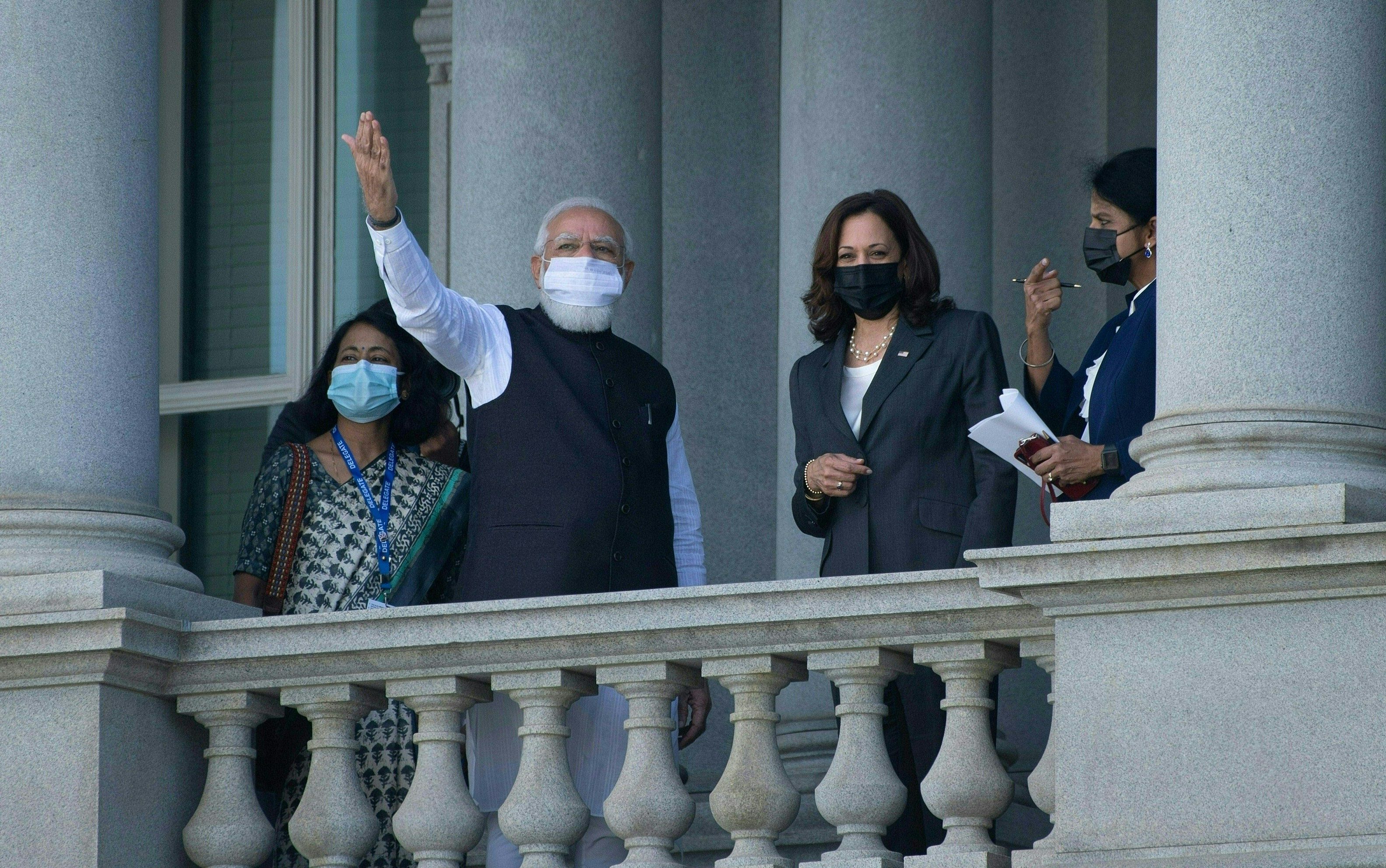 Perdana Menteri India Narendra Modi (kedua dari kiri) melambaikan tangan saat bertemu Wapres AS Kamala Harris.