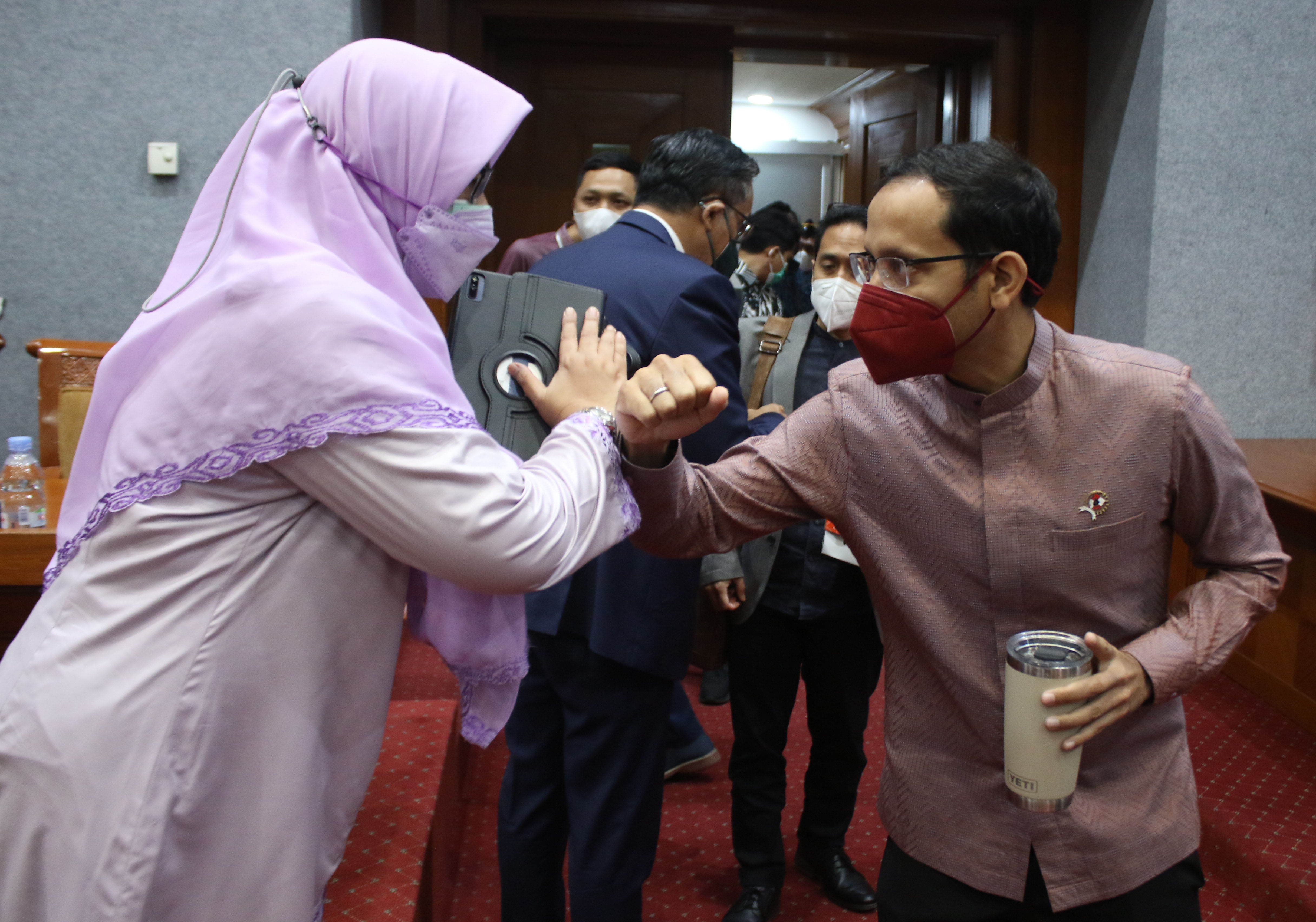 Mendikbudristek Nadiem Makarim saat bersiap mengikuti rapat kerja dengan Komisi X DPR RI.