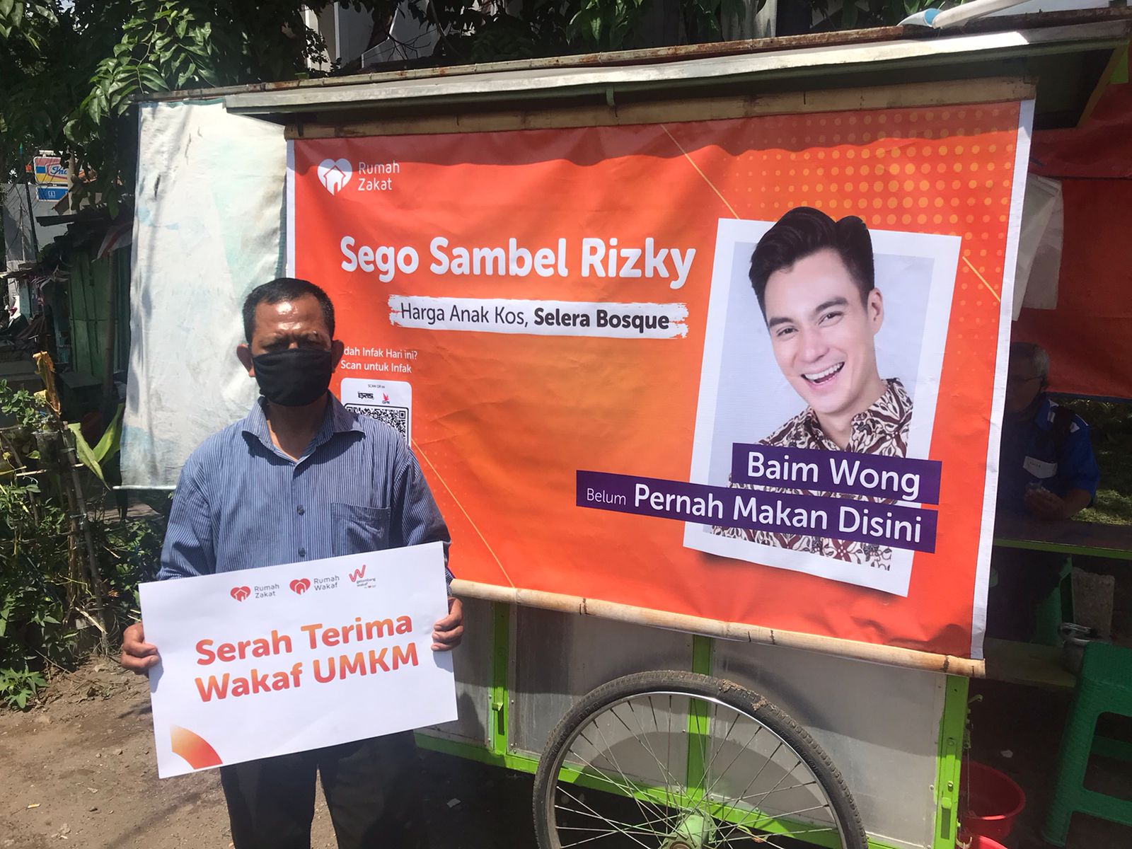 Rumah Zakat Bantu Gerobak untuk Pedagang Kecil di Bandung Raya