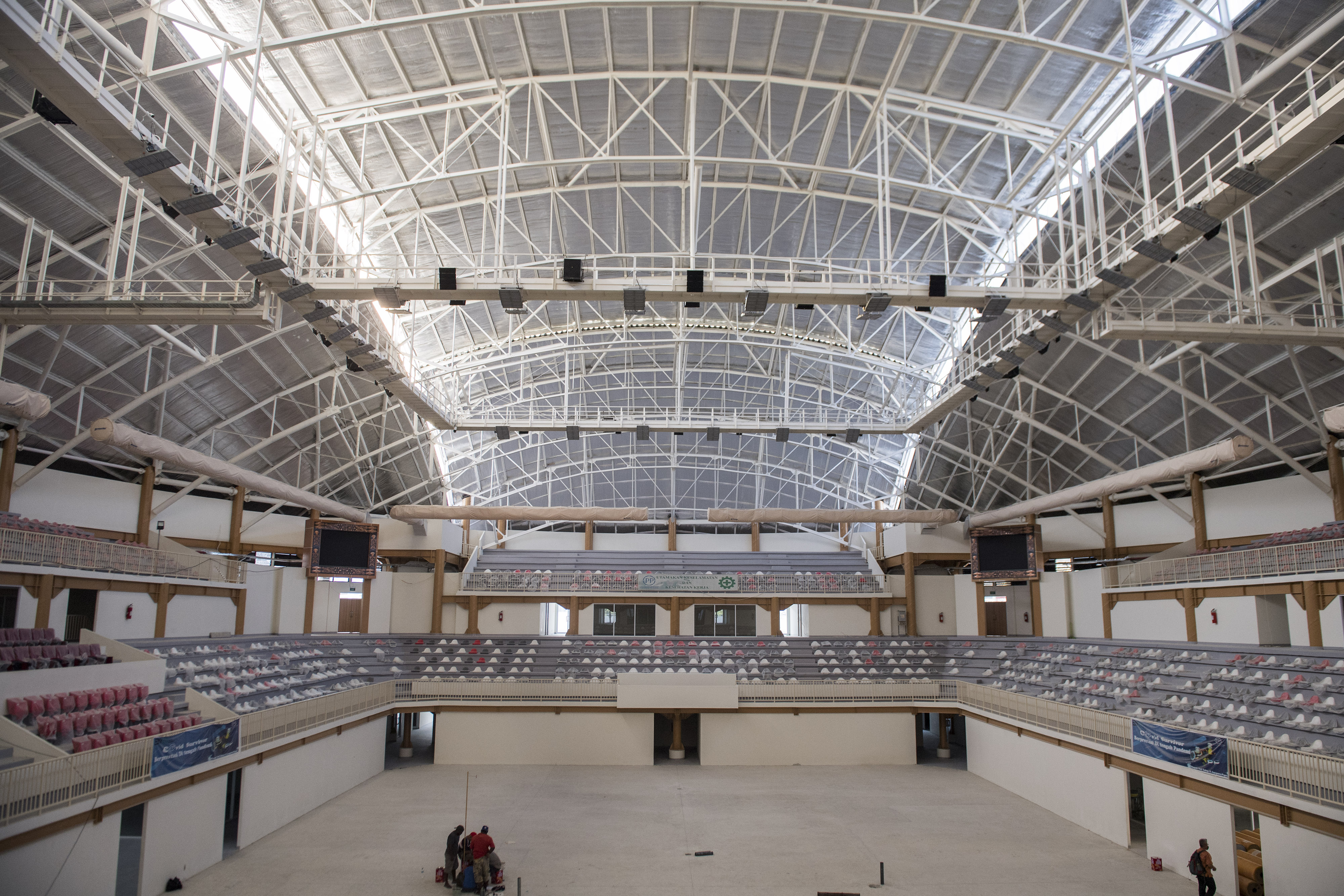 Suasana kompleks venue voli indoor untuk perhelatan PON XX Papua di Kota Jayapura.