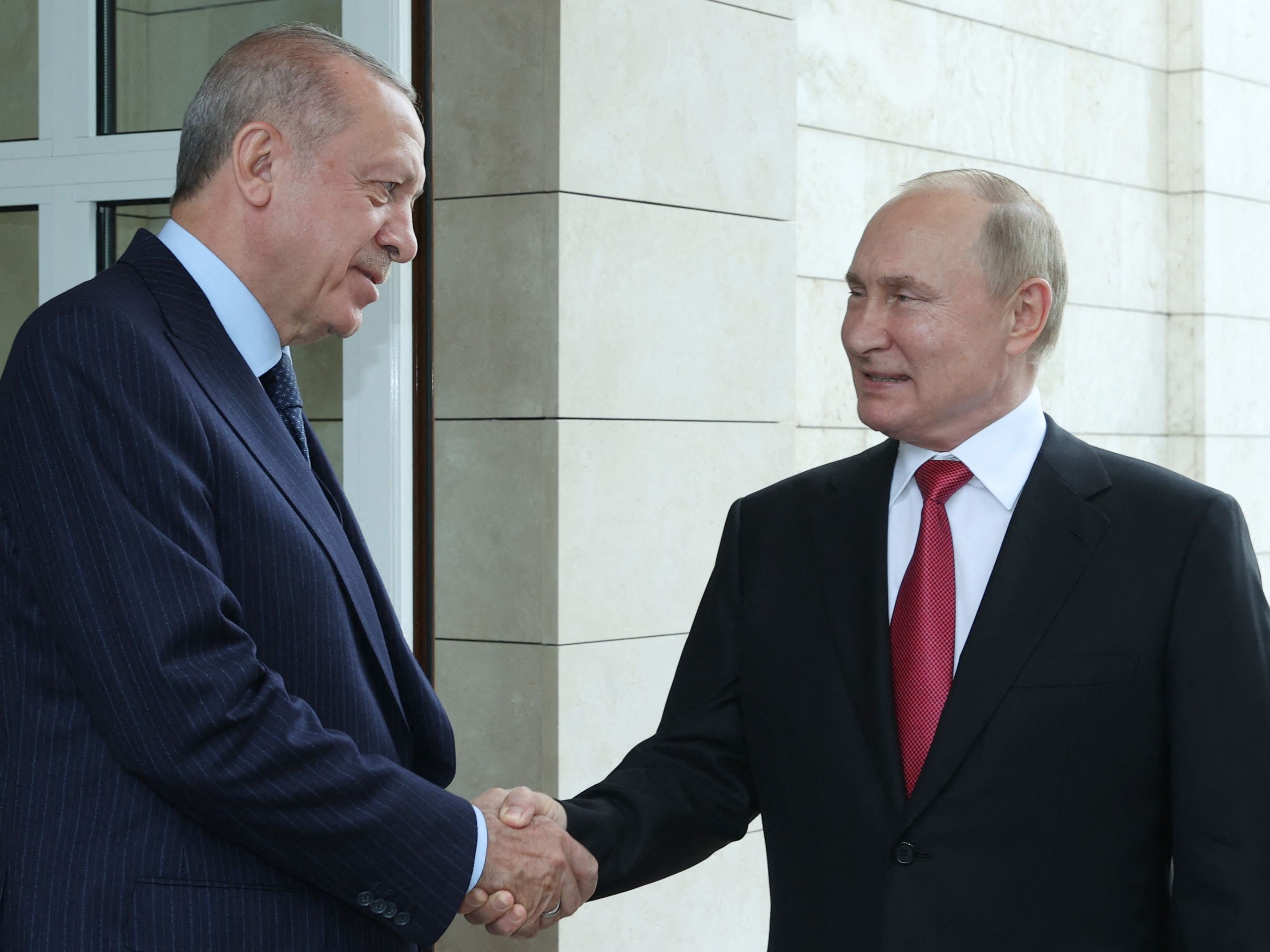 Presiden Rusia Vladimir Putin (kanan) berjabat tangan dengan Presiden Turki Recep Tayyip Erdogan (kiri), Rabu (29/9).