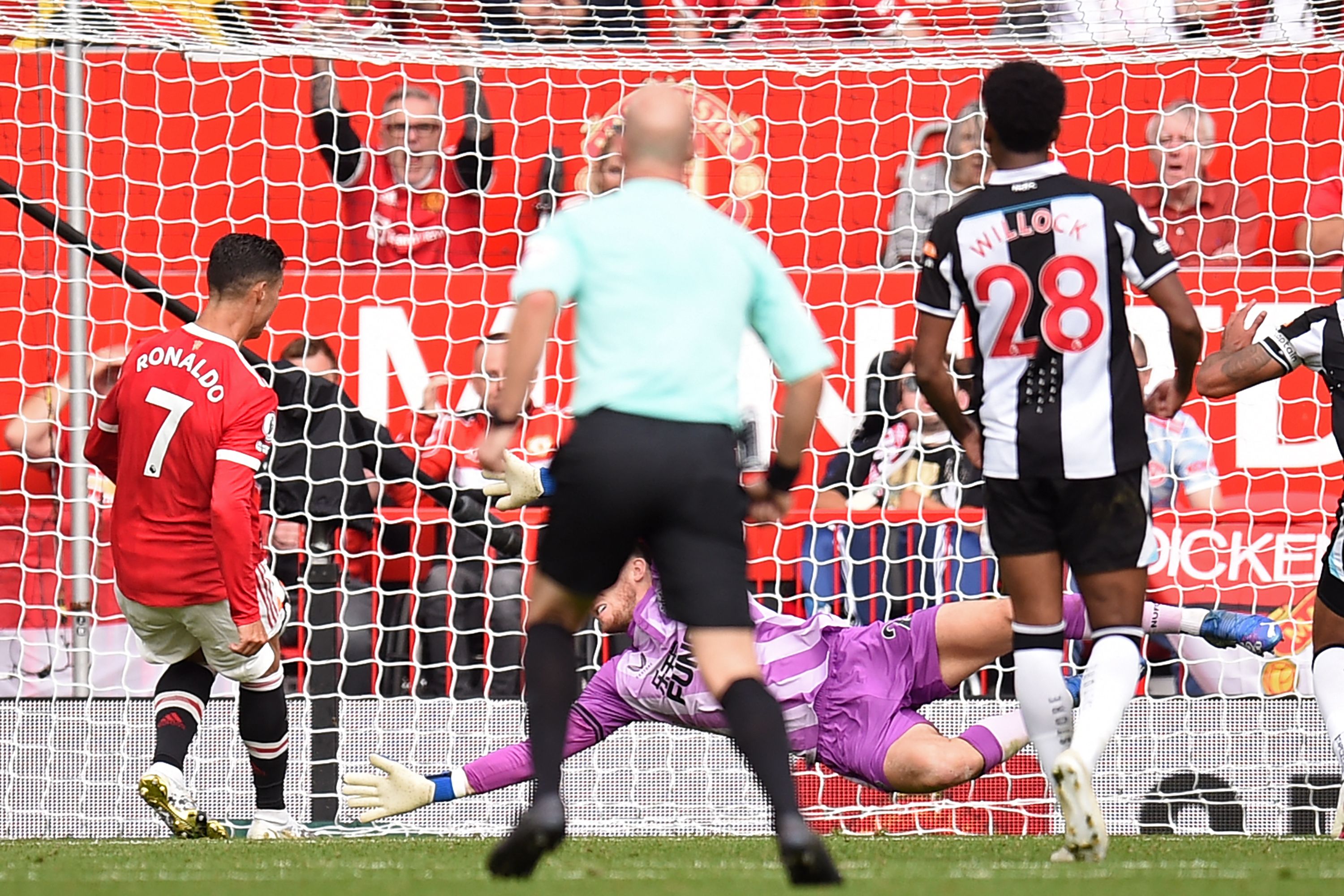Cristiano Ronaldo (kiri) melepaskan tendangan untuk menjebol gawang Newcastle dalam laga Liga Primer, Sabtu (11/9). 