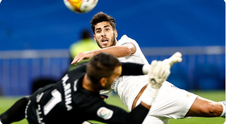 Pemain Real Madrid Marco Assensio mencetak gol ke gawang Mallorca di laga La Liga.