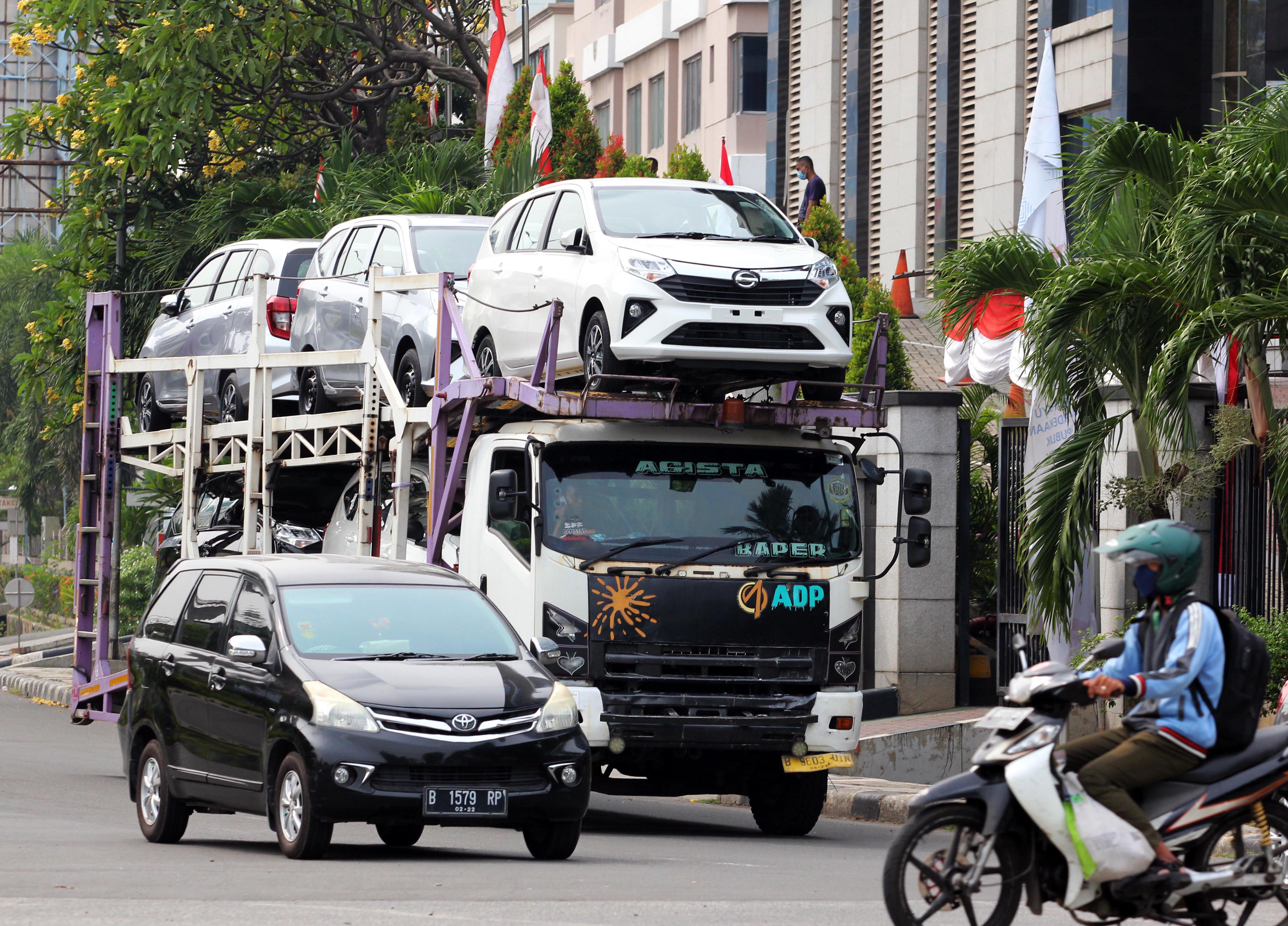 Truk pengangkut kendaraan baru dari pabrik melintas di kawasan Sunter, Jakarta Utara.