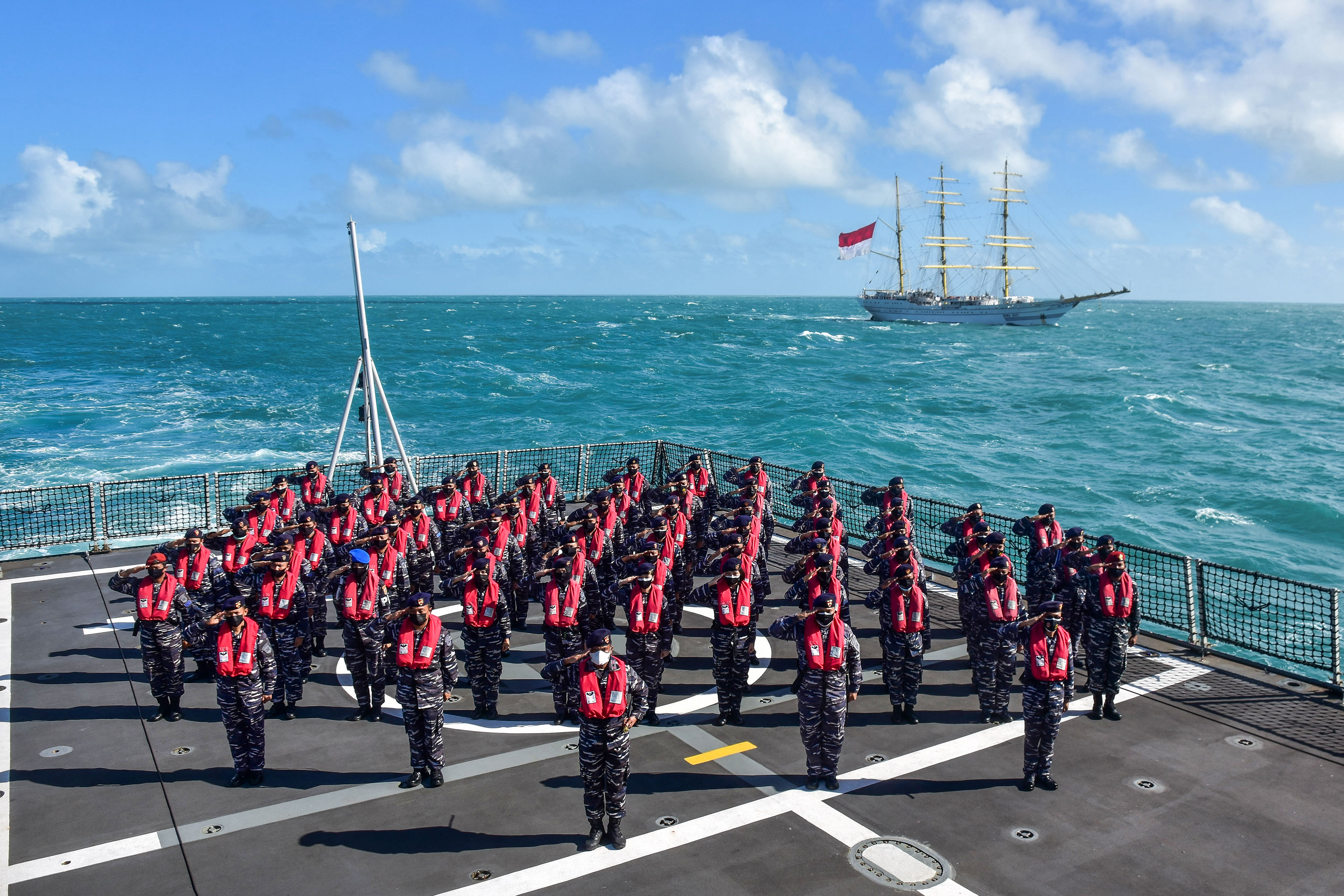 Ilustrasi: TNI AL dan Bakamla sebagai garda terdepan mengamankan kedaulatan maritim Indonesia.