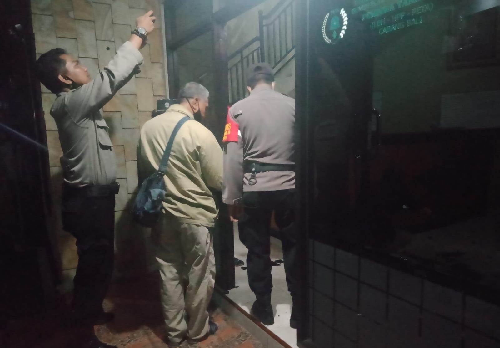 Polisi memeriksa kantor LBH HPP PETA Cabang Bali, di Jl Pidada XIII Nomor 22 Ubung Denpasar dilempari bom molotov