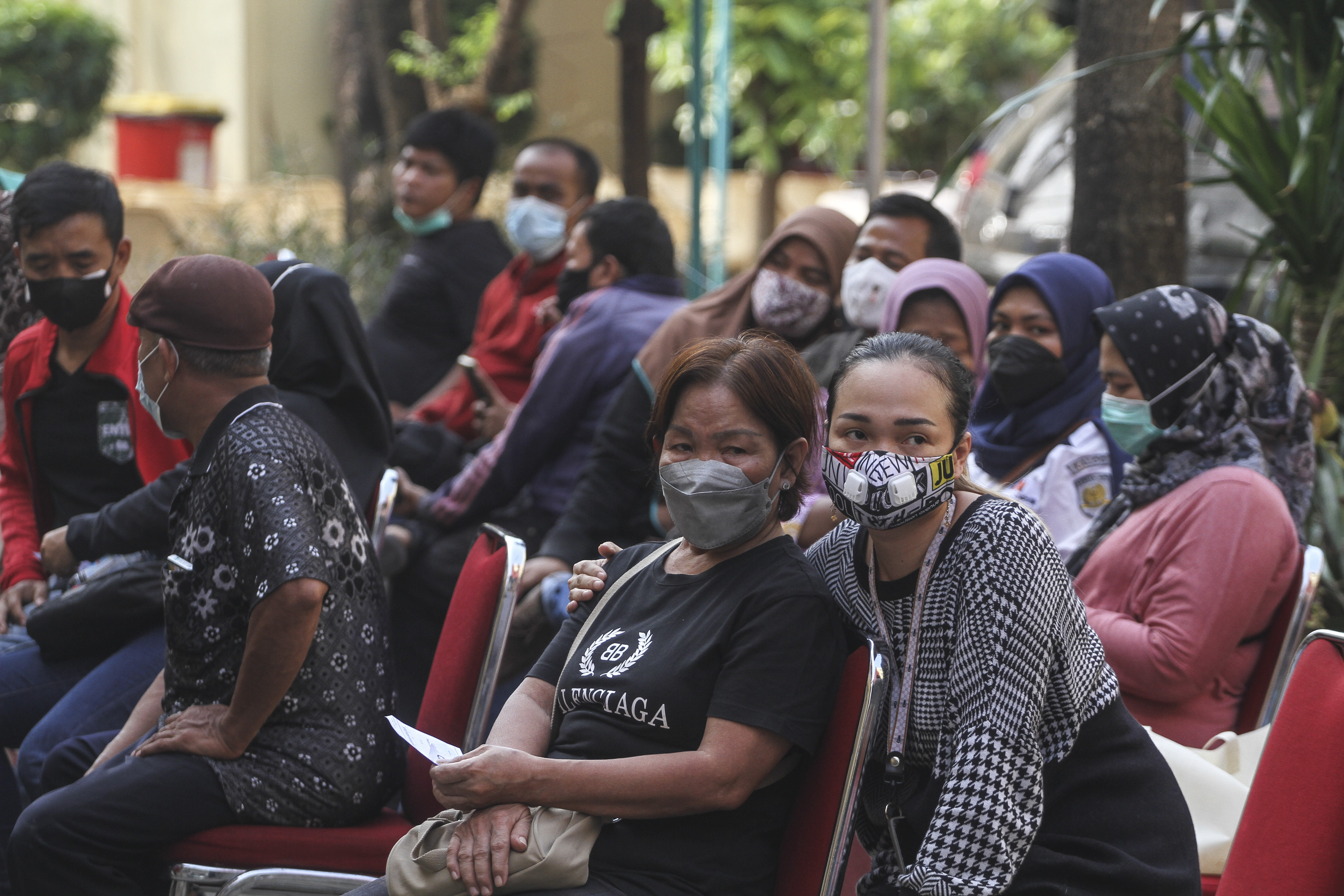 Sejumlah anggota keluarga korban kebakaran Lapas Kelas 1 A Tangerang menunggu proses pendataan di RS Polri.