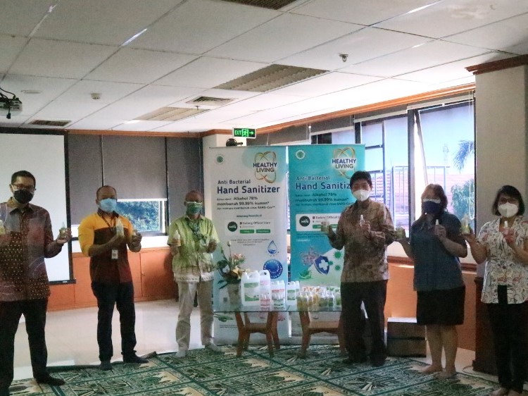 Produk hand sanitizer itu memiliki bahan aktif alkohol 78% hadir dalam dua aroma kesegaran yaitu aloe vera dan bright sakura.