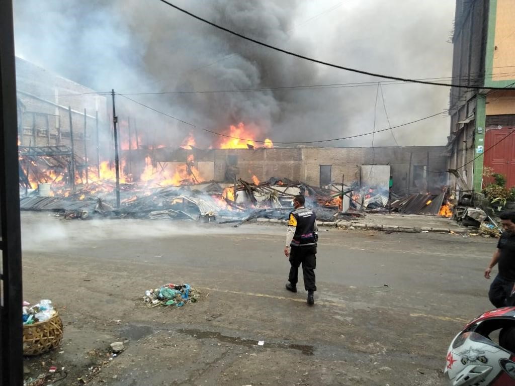 Pemilik rumah yang terbakar yaitu Arion Panjaitan, 40, Liston Nababan, 40, Pasa Sihombing, 43, Dances Silaban, 38, dan Marik Hutagalung, 35.