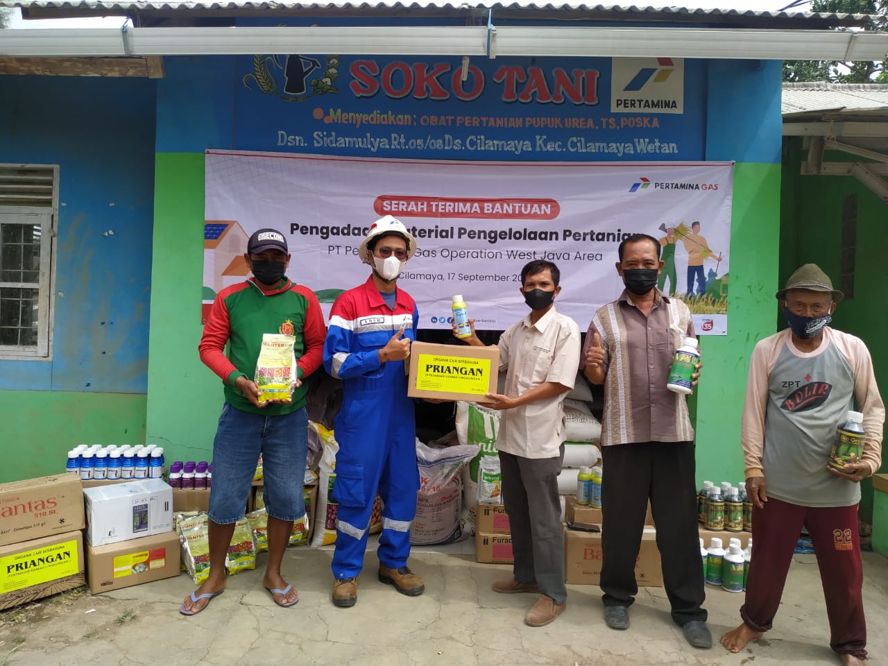 Penyerahan bantuan pupuk bagi kelompok petani di Cilamaya.