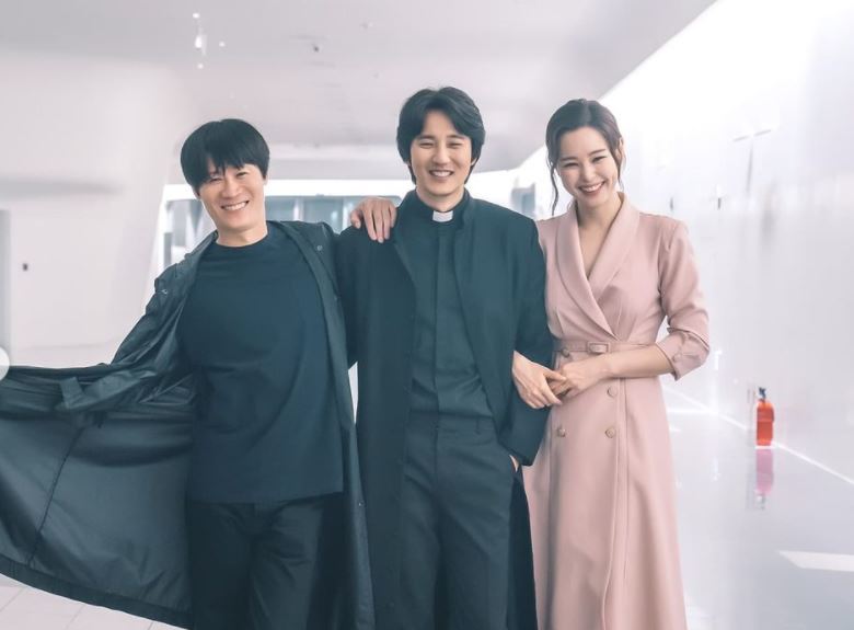 Dari kiri ke kanan: Jin Sun Kyu, Kim Nam Gil, dan Honey Lee.