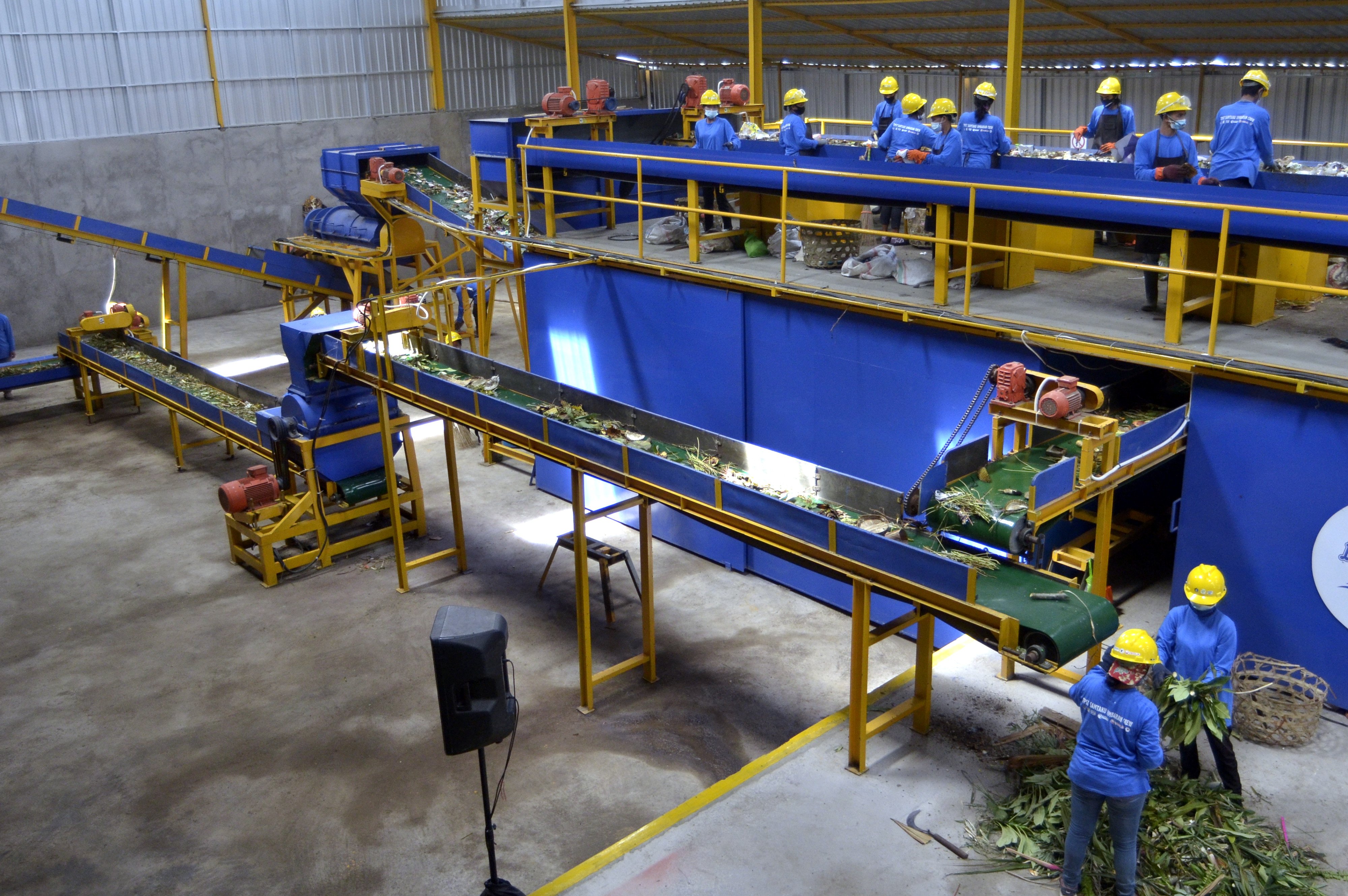   Pekerja memilah sampah di Tempat Pengolahan Sampah Terpadu (TPST) Samtaku di kawasan Jimbaran, Badung, Bali