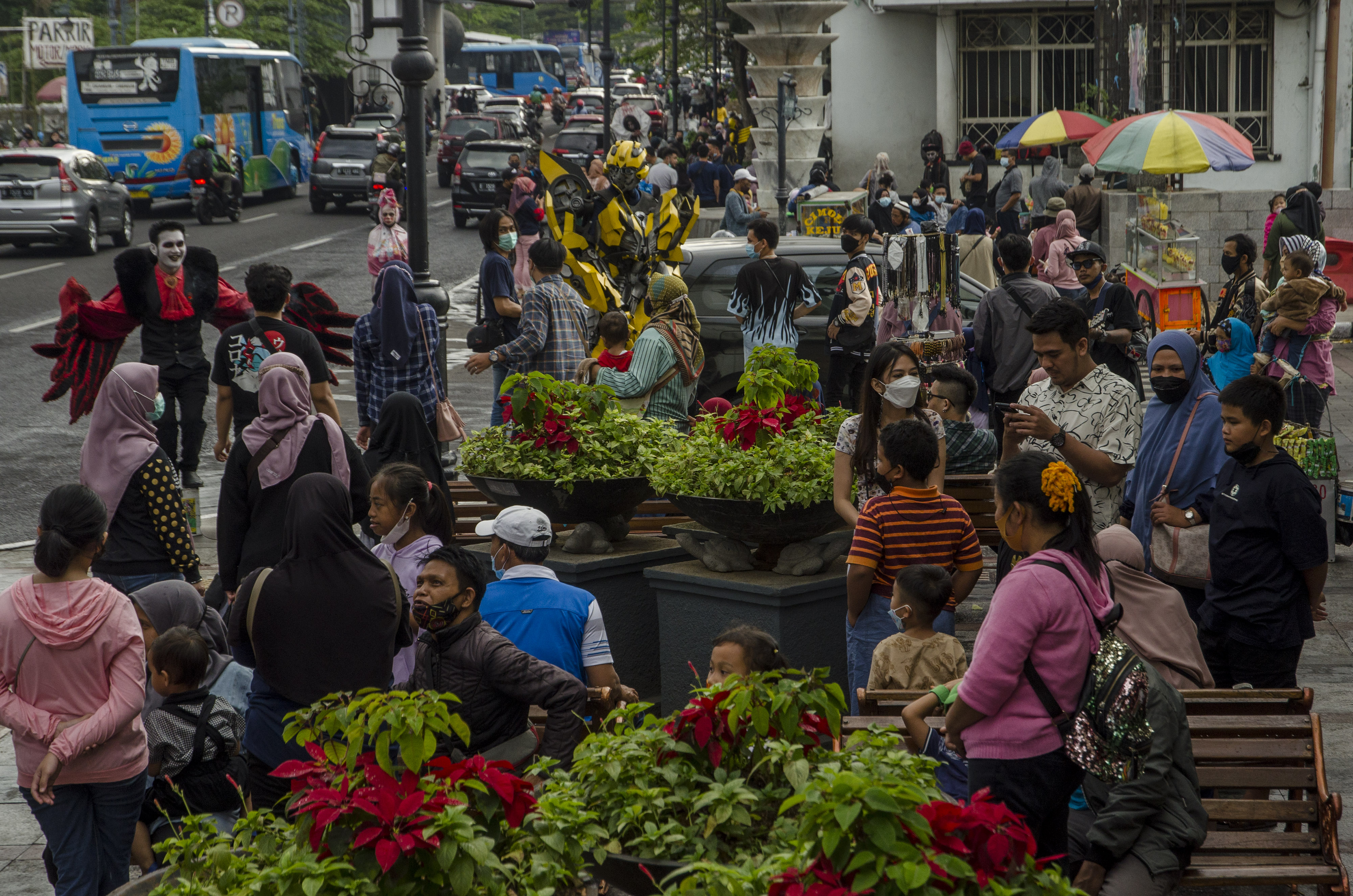 Warga memadati kawasan wisdata di Kota Bandung, Jawa Barat