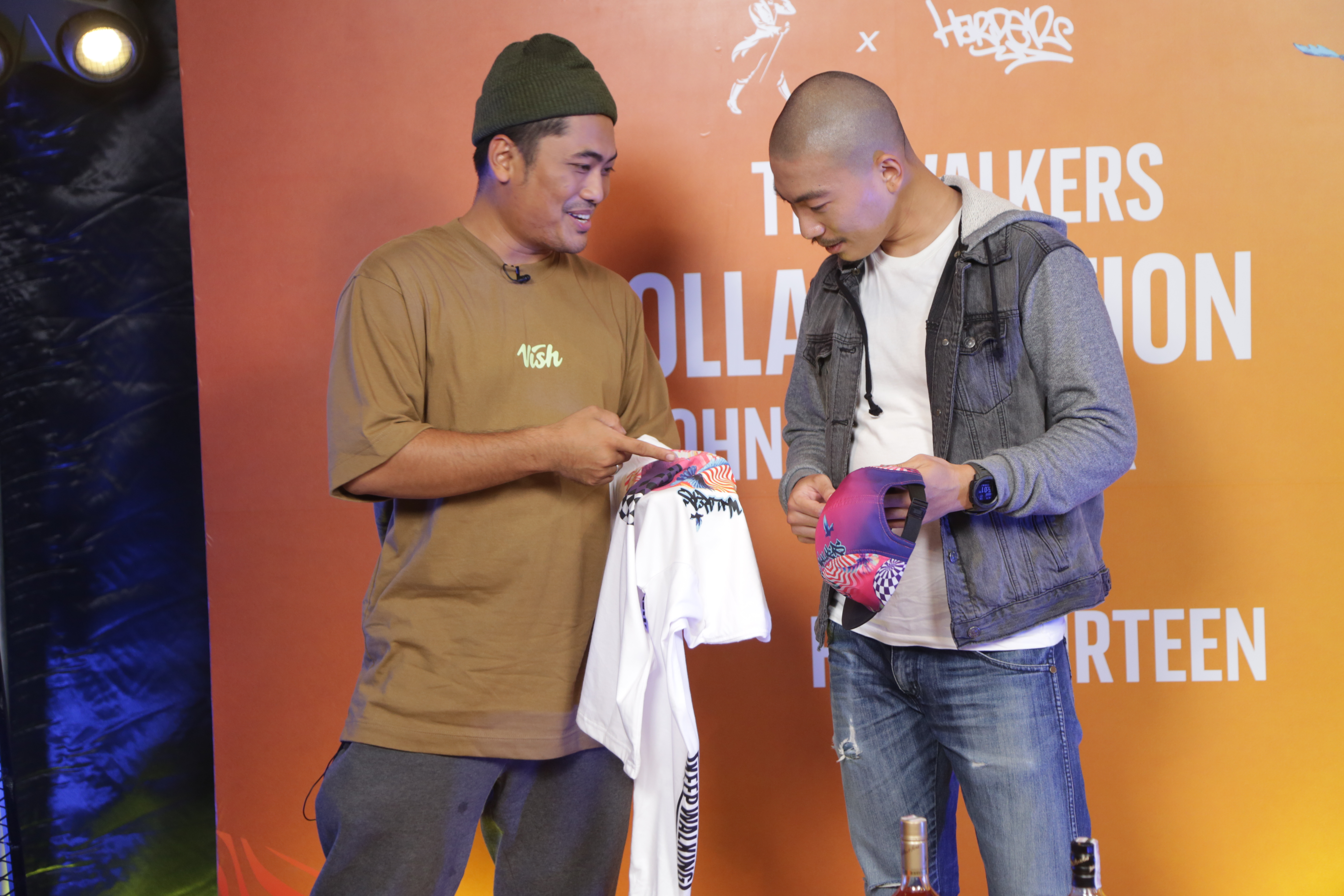 Hardthirteen dan Dannies Hendranto memegang merchandise eksklusif Johnnie Walker