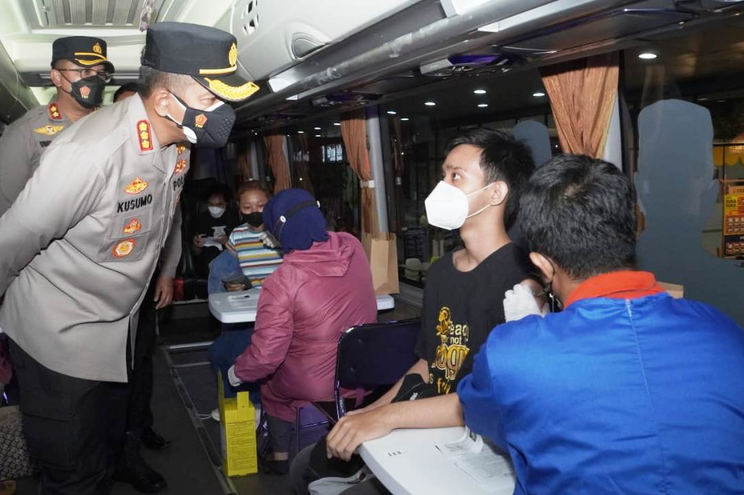 Kapolresta Sidoarjo Kombes Kusumo Wahyu Bintoro (kiri).