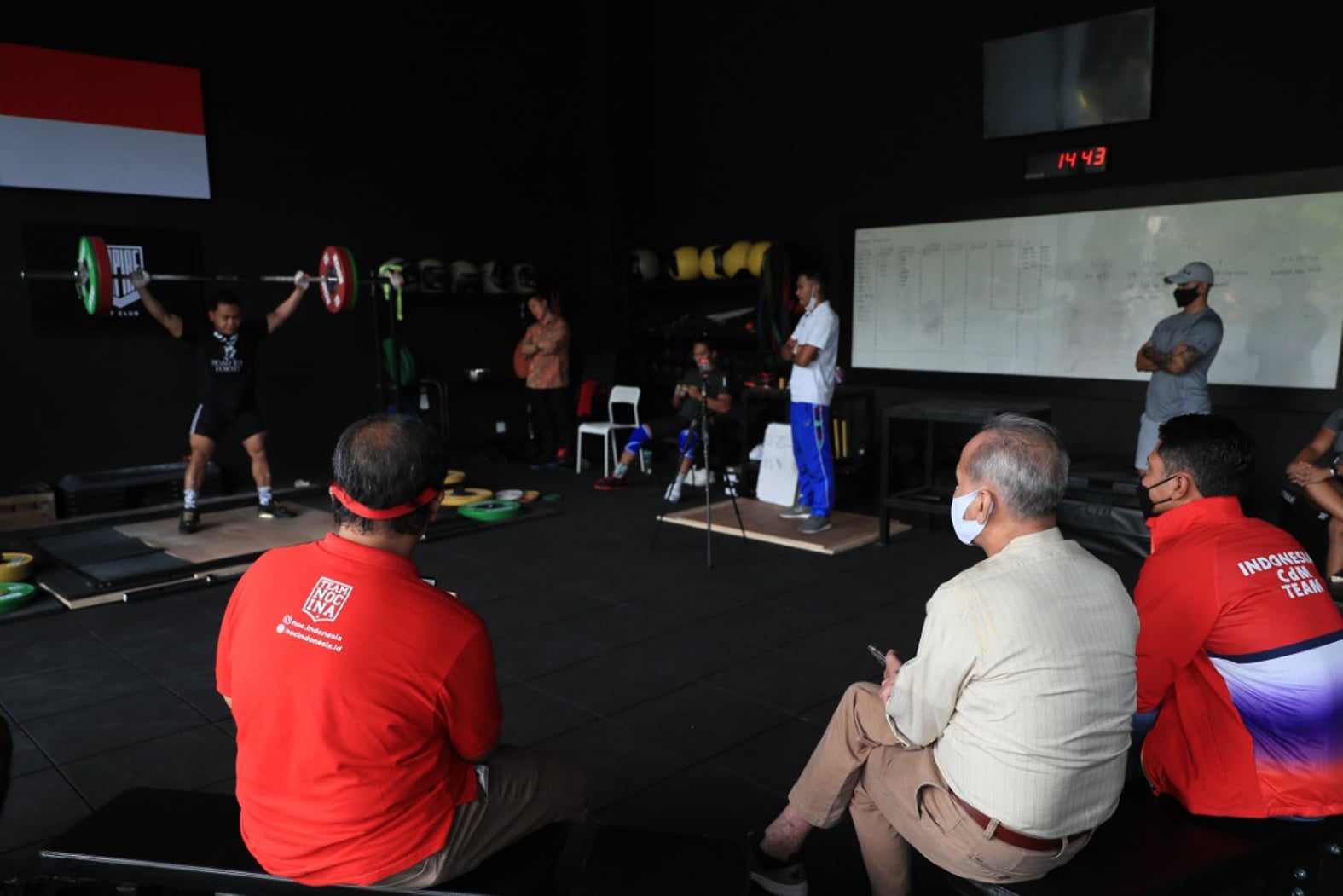 Tim CdM bersama Komite Olimpiade Indonesia memantau latihan lifter Eko Yuli Irawan.