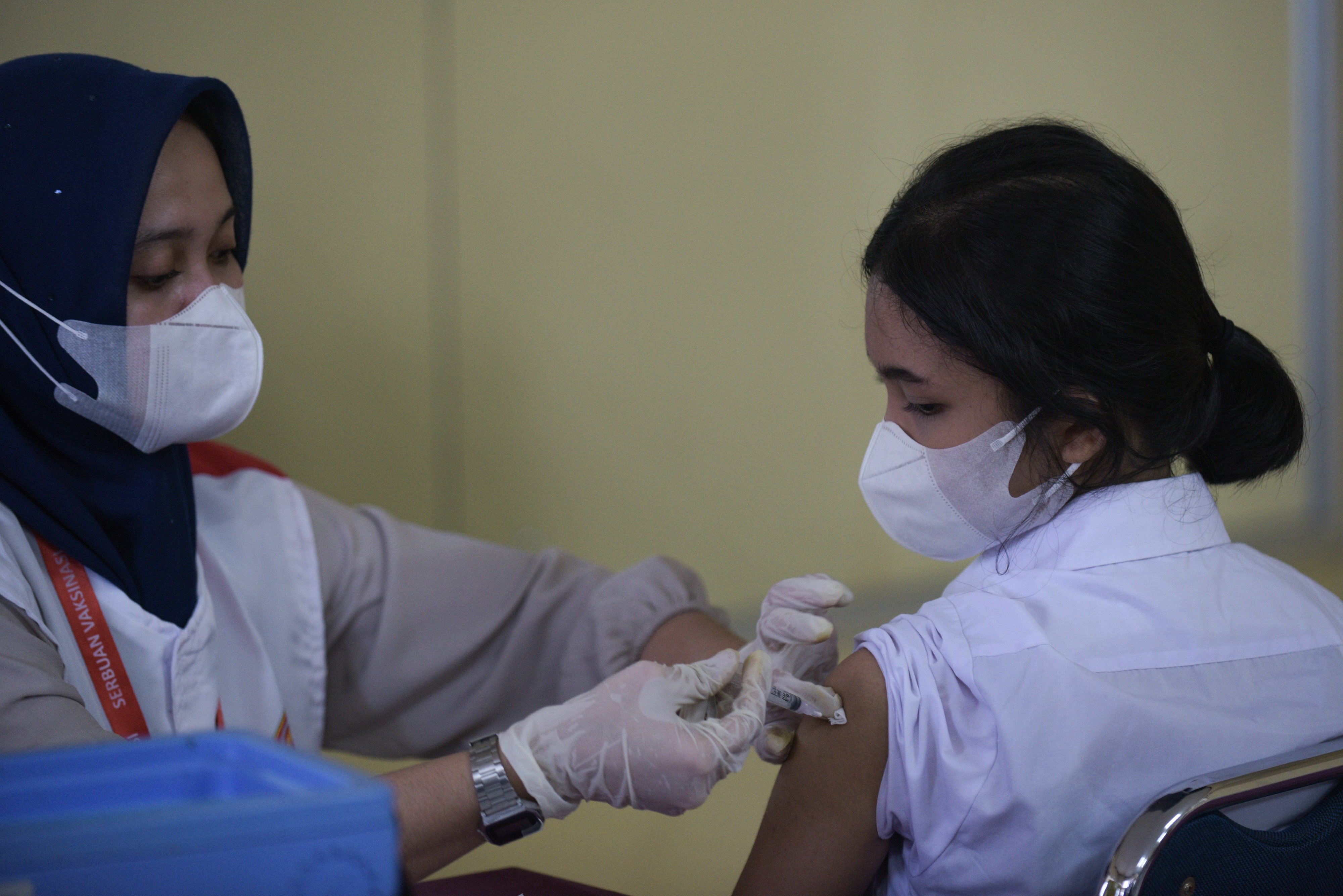 Pelajar menerima suntikan vaksin Pfizer di SMU Yadika, Bekasi, Jawa Barat, Sabtu (18/9/2021).