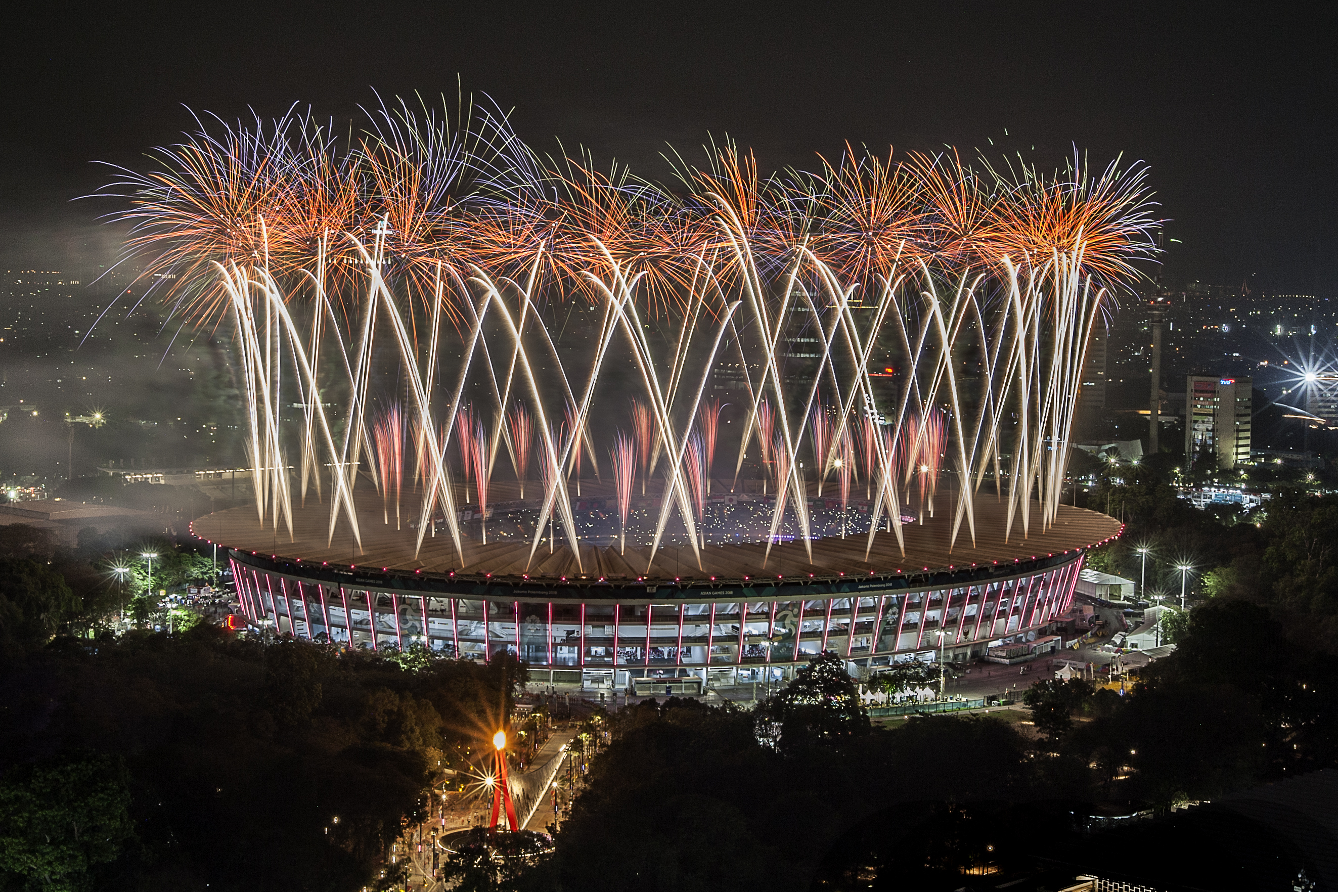 Pesta kembang api mewarnai pembukaan Asian Games 2018 di Stadion Utama Gelora Bung Karno, Jakarta.