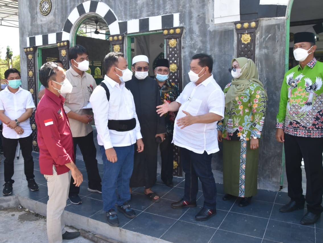Gubernur Kalteng Sugianto Sabran saat meninjau vaksinasi pelajar dan pondok pesantren.