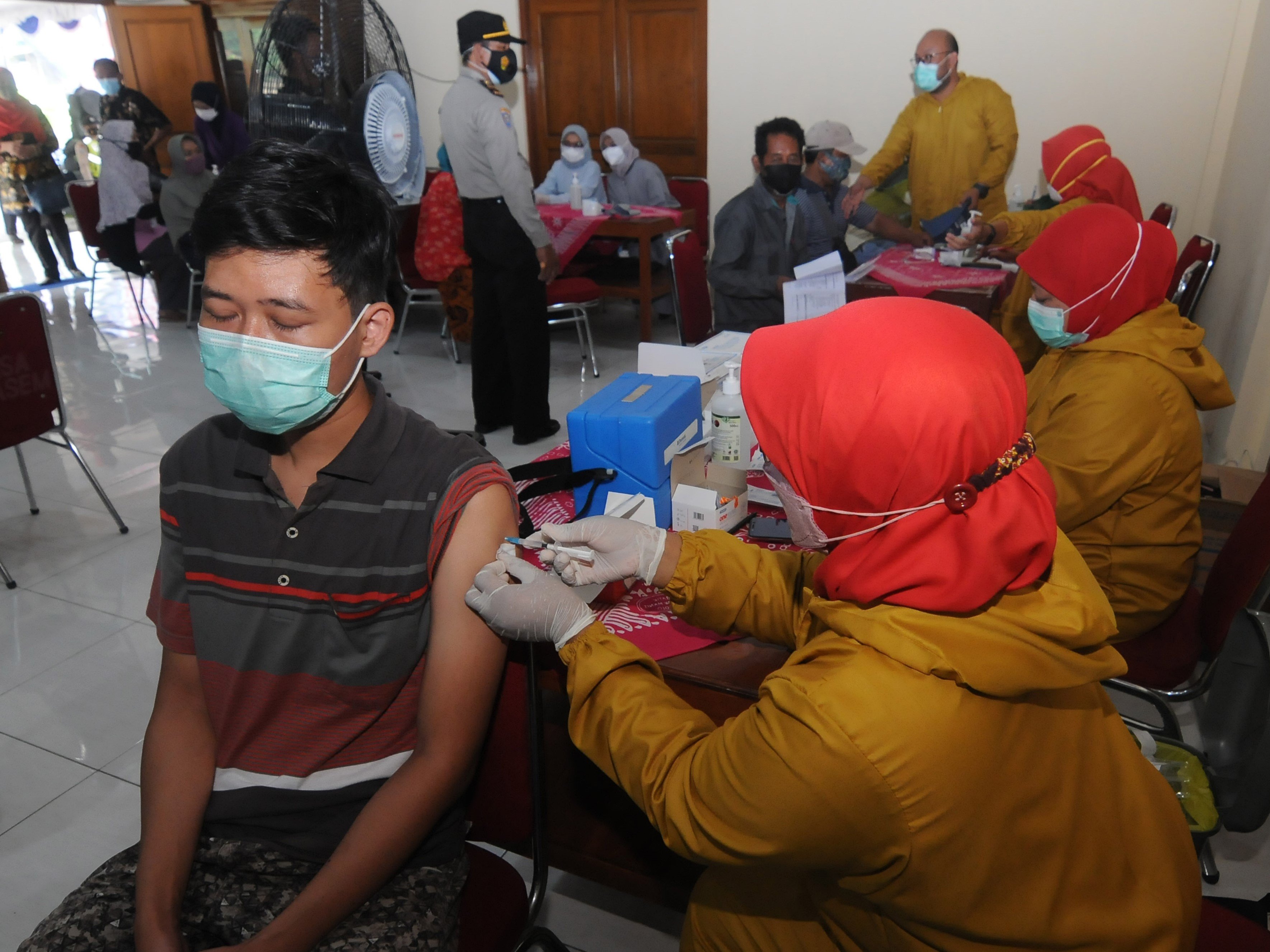 Vaksinator menyuntikkan vaksin kepada warga saat vaksinasi covid-19 di Karangasem, Cawas, Klaten, Jawa Tengah, Selasa (14/9).