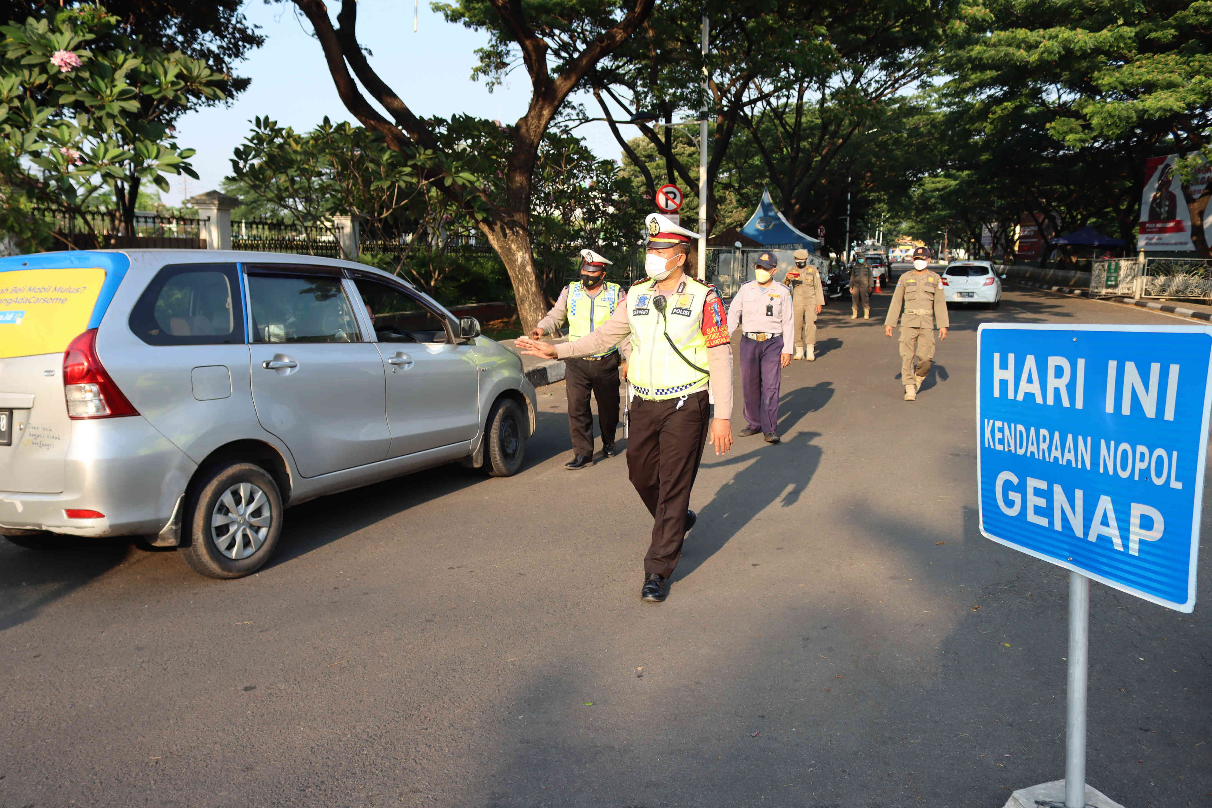 Polisi melakukan pengaturan lalu lintas dengan ganjil-genap di lokasi tempat wisata