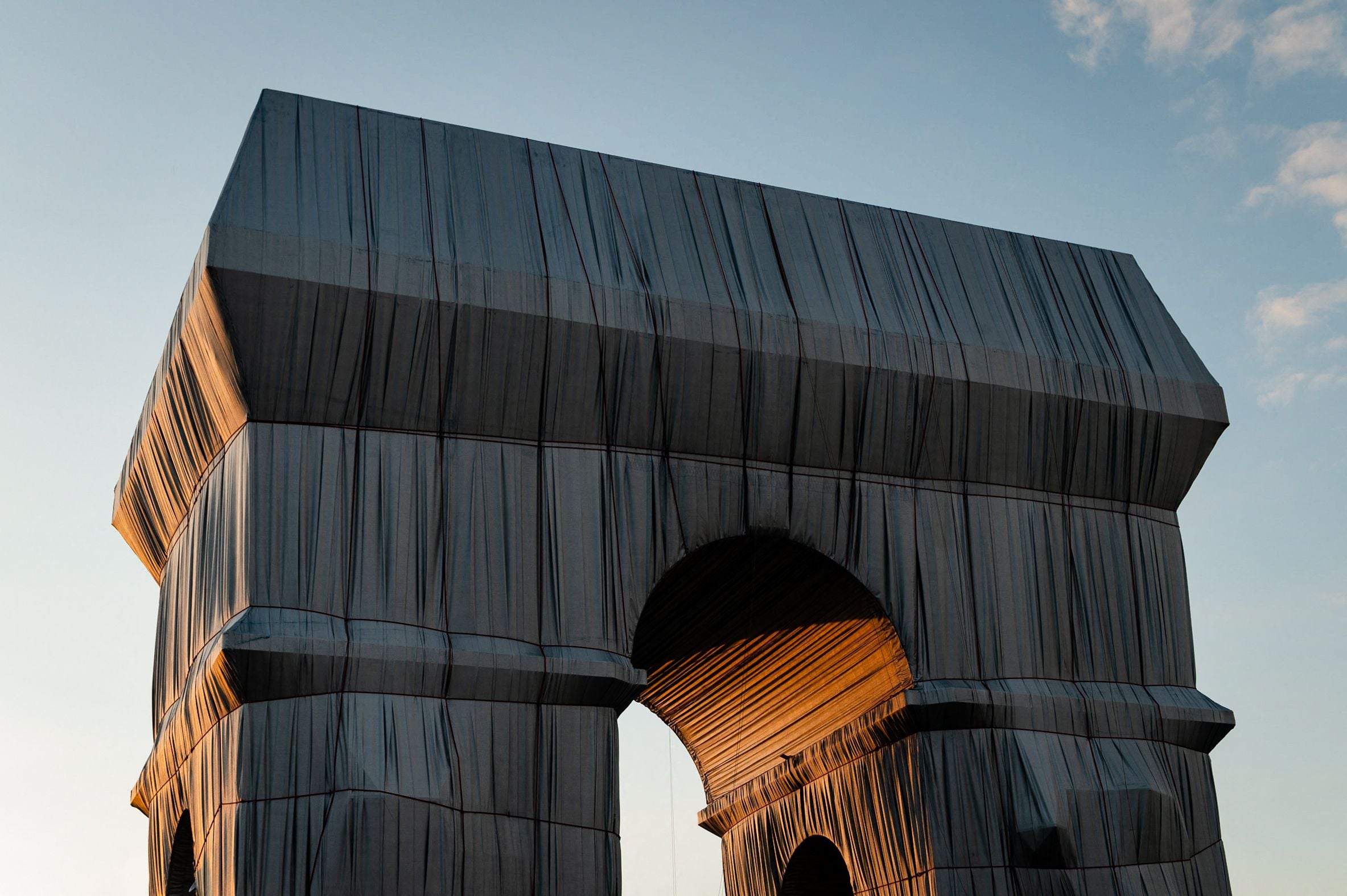 Arc de Triomphe dibalut kain perak