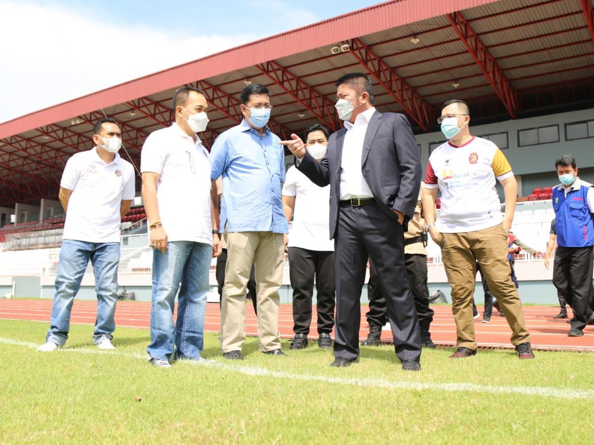  Gubernur Sumsel Herman Deru meninjau venue Stadion Gelora Sriwijaya Jakabaring Palembang, Senin (6/9).