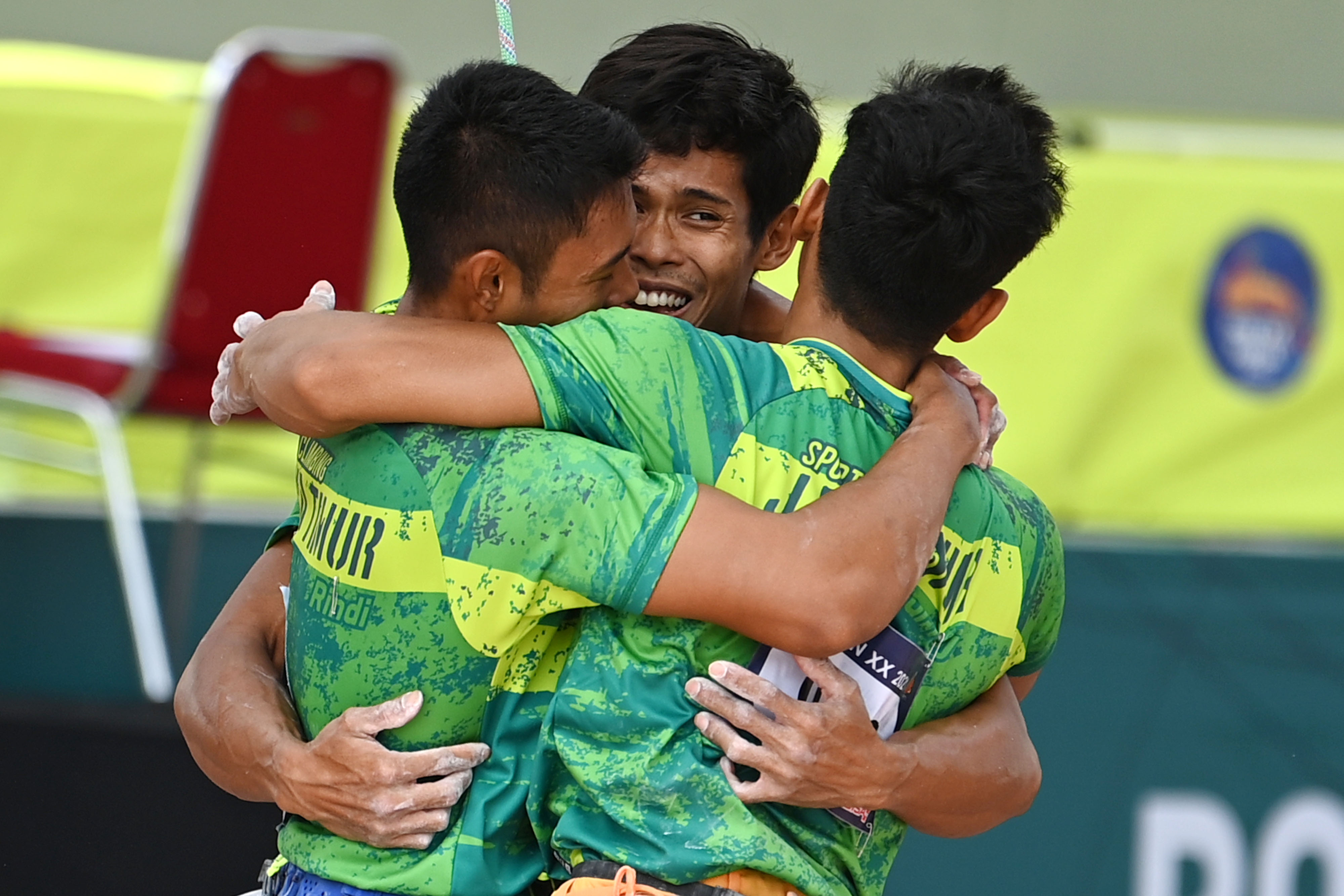Tim panjat tebing Jawa Timur berpelukan usai bertanding di babak final nomor lead tim putra PON XX Papua di Kabupaten Mimika, Papua.