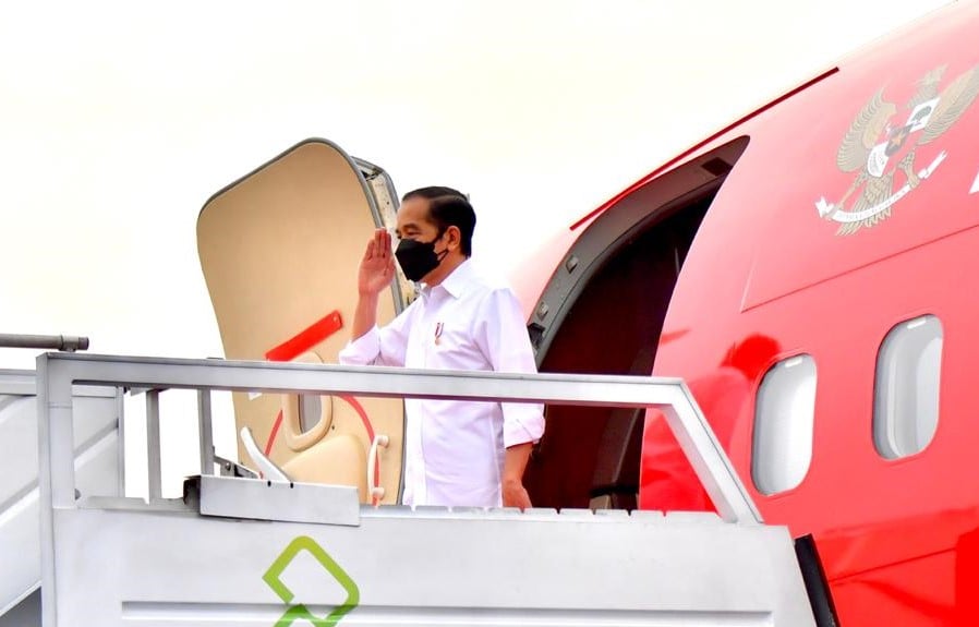 Presiden Jokowi memberi hormat saat mendarat di Lanud Iswahyudi, Madiun, Jawa Timur.