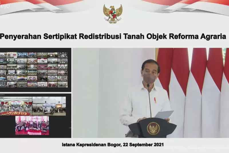 Kepala Negara dalam acara Penyerahan Sertifikat Redistribusi Tanah Objek Reforma Agraria, di Istana Kepresidenan Bogor, Jawa Barat.