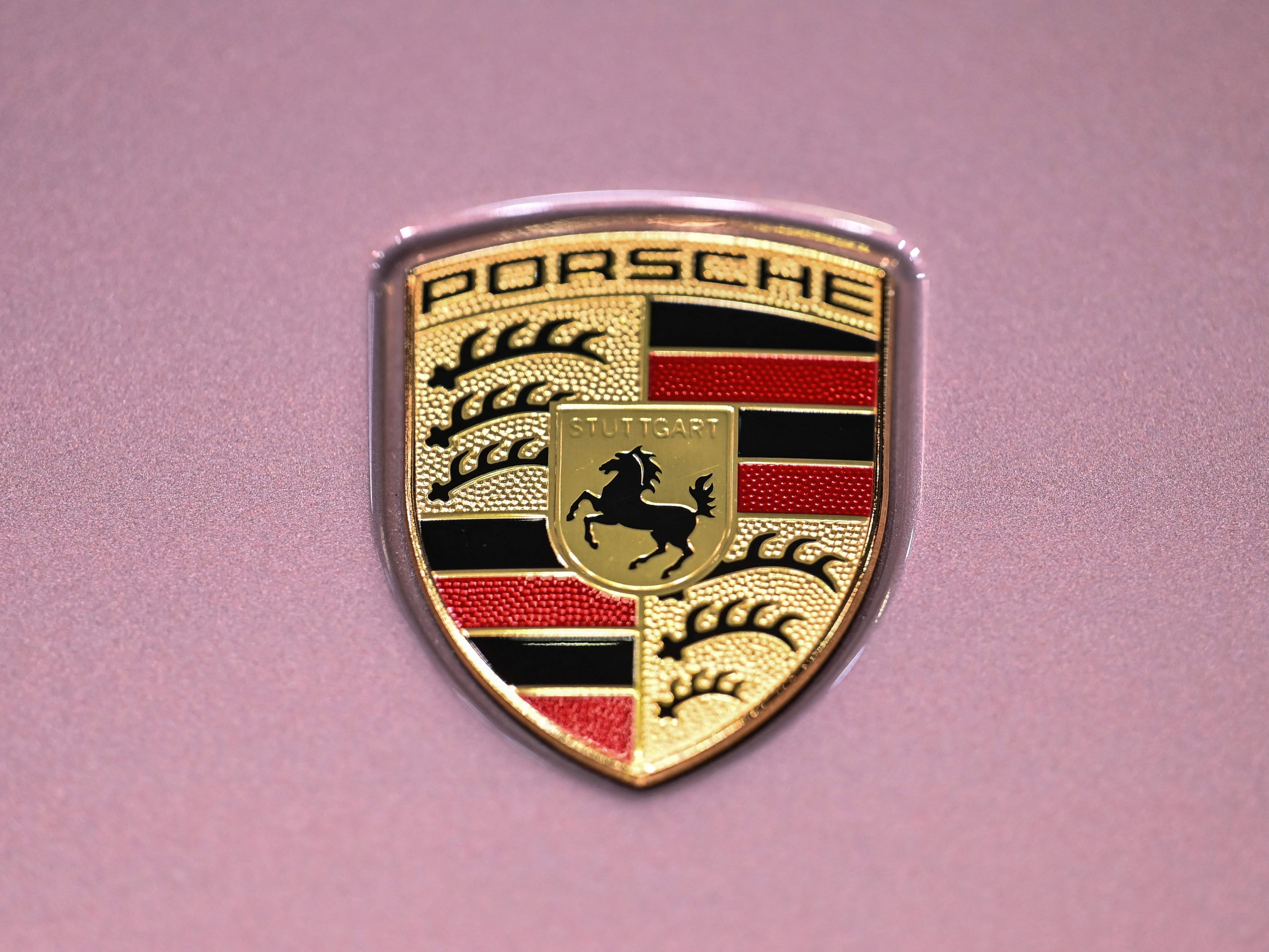 Logo Porsche.