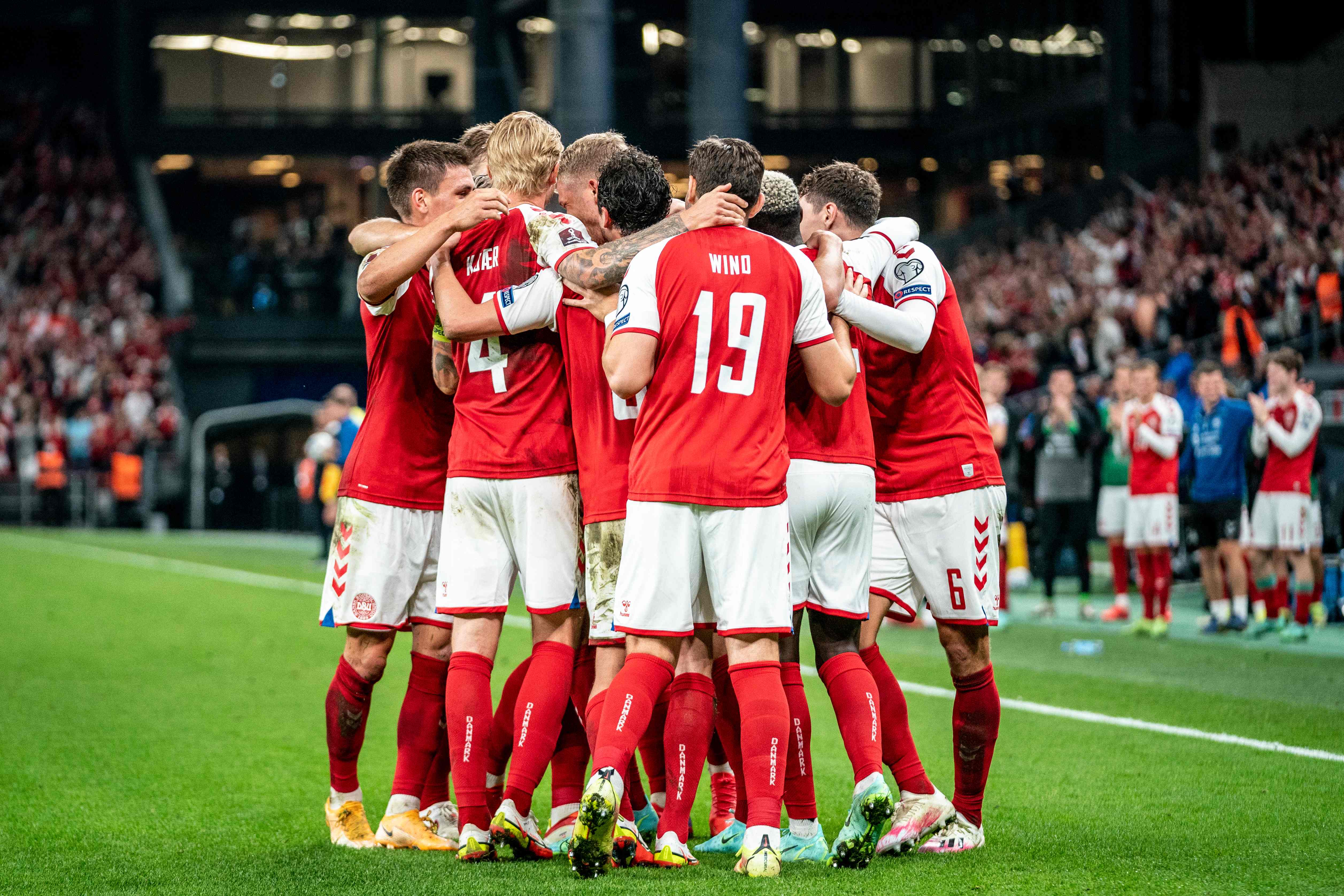 Para pemain Denmark melakukan selebrasi usai mencetak gol ke gawang Israel di laga kualifikasi Piala Dunia.