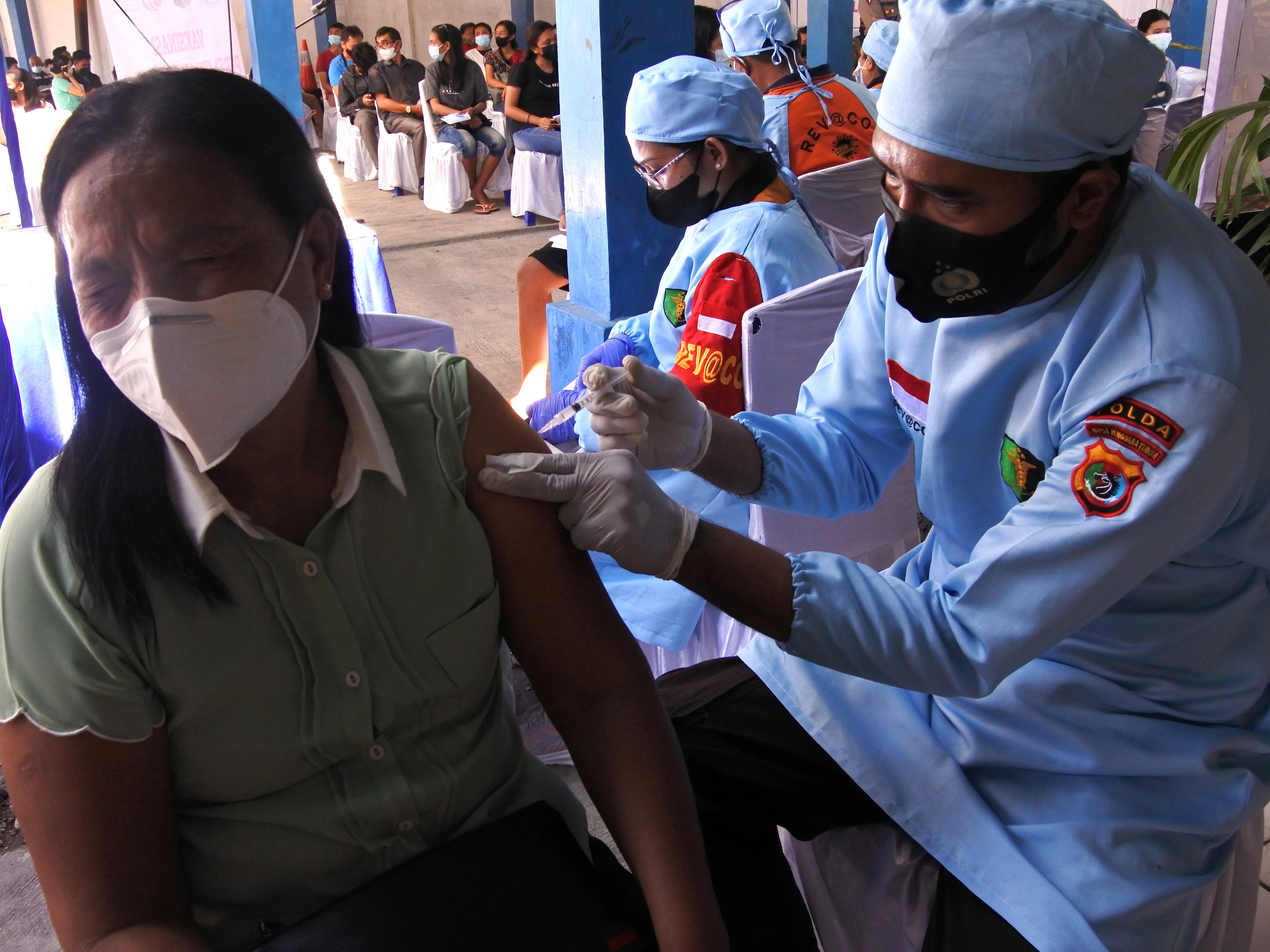 Seorang ibu menerima vaksinasi covid-19 dosis pertama di kantor Ditlantas Polda NTT, Kota Kupang, Kamis (17/9).