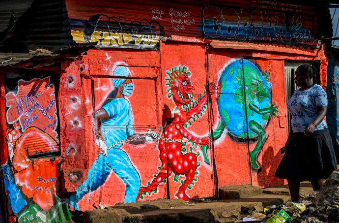Seorang wanita berjalan melewati mural grafiti yang terkait covid-19 yang dilukis kelompok, art360, di Nairobi, Kenya, Selasa (2/6).