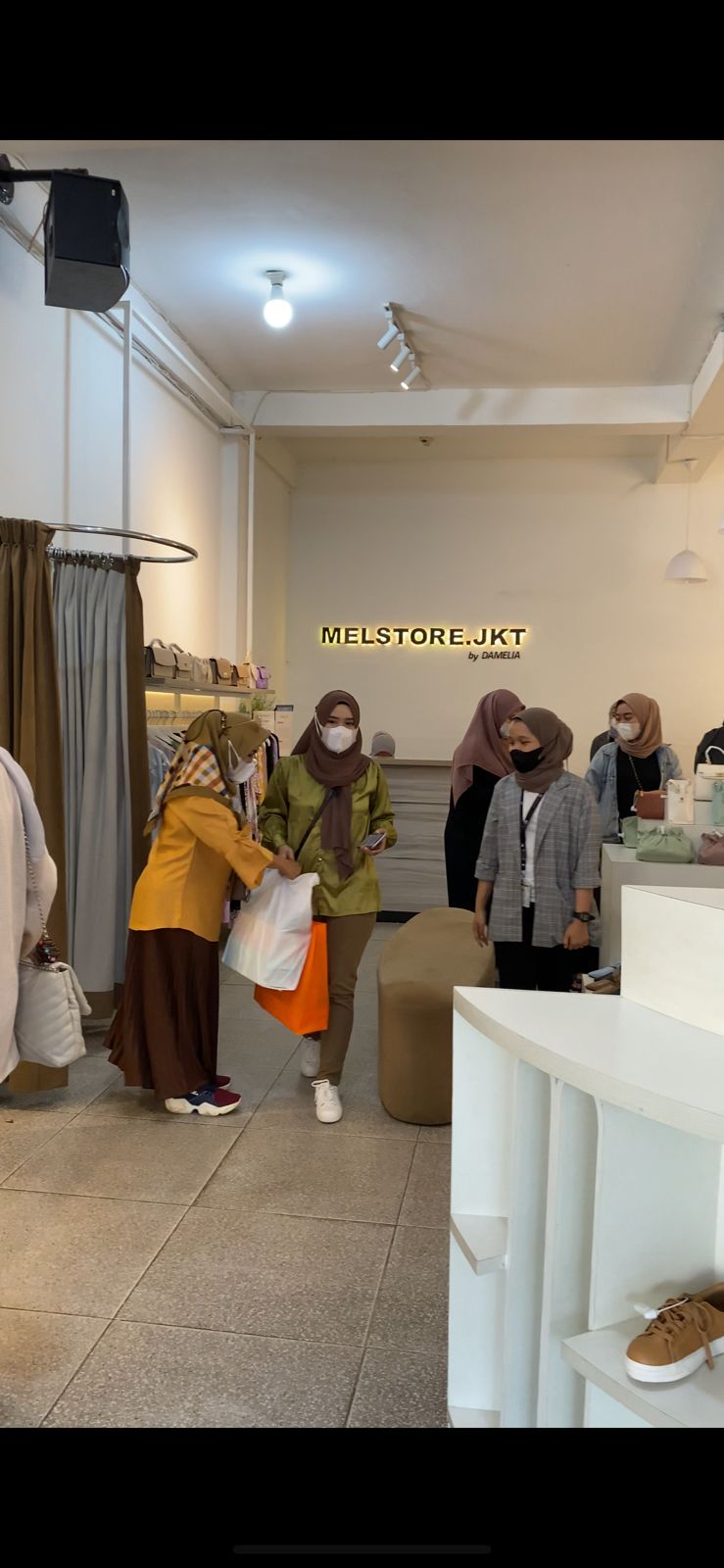 Suasana salah satu gerai melstore.jkt