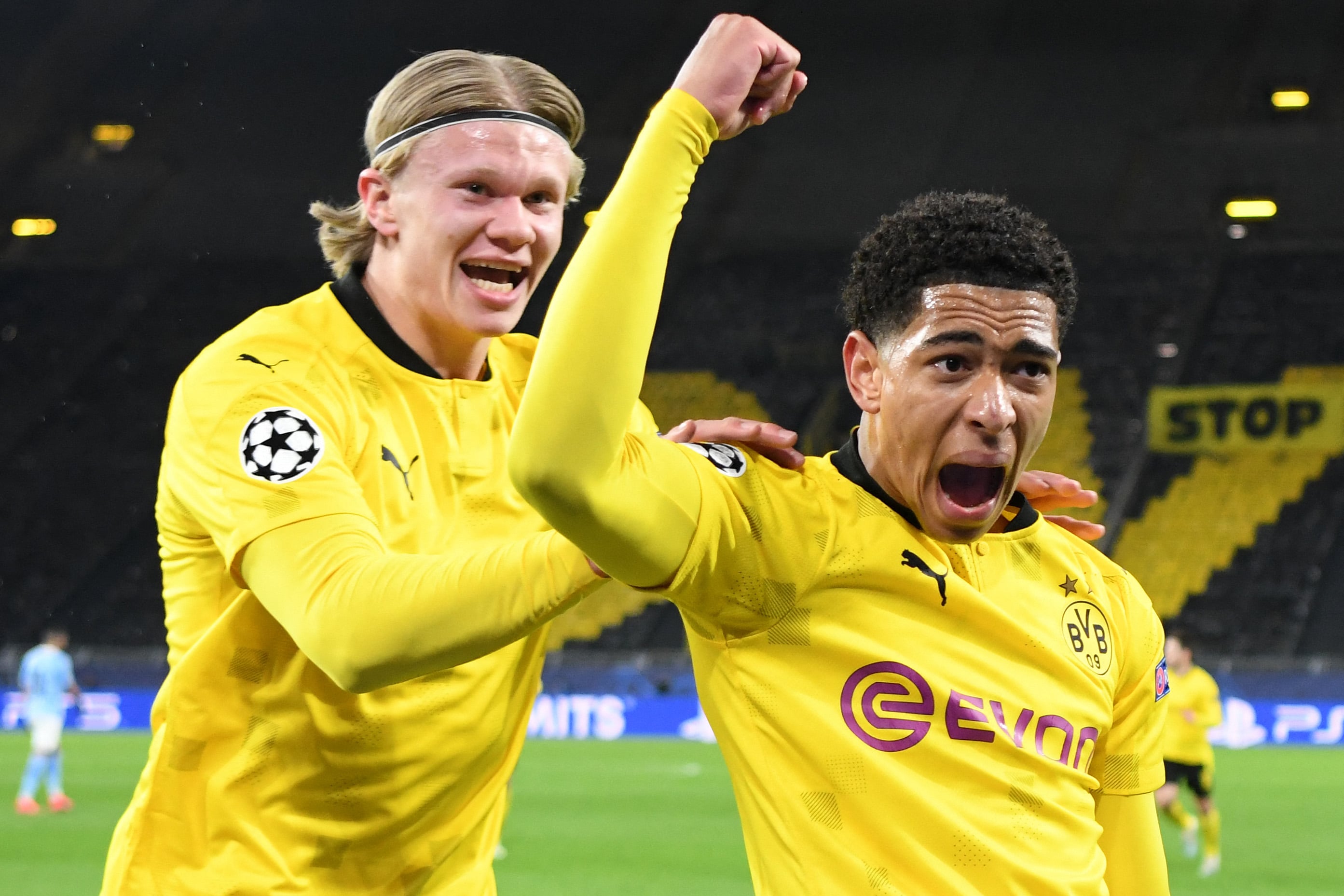 Gelandang Borussia Dortmund Jude Bellingham (kanan) dan striker Erling Braut Haaland 
