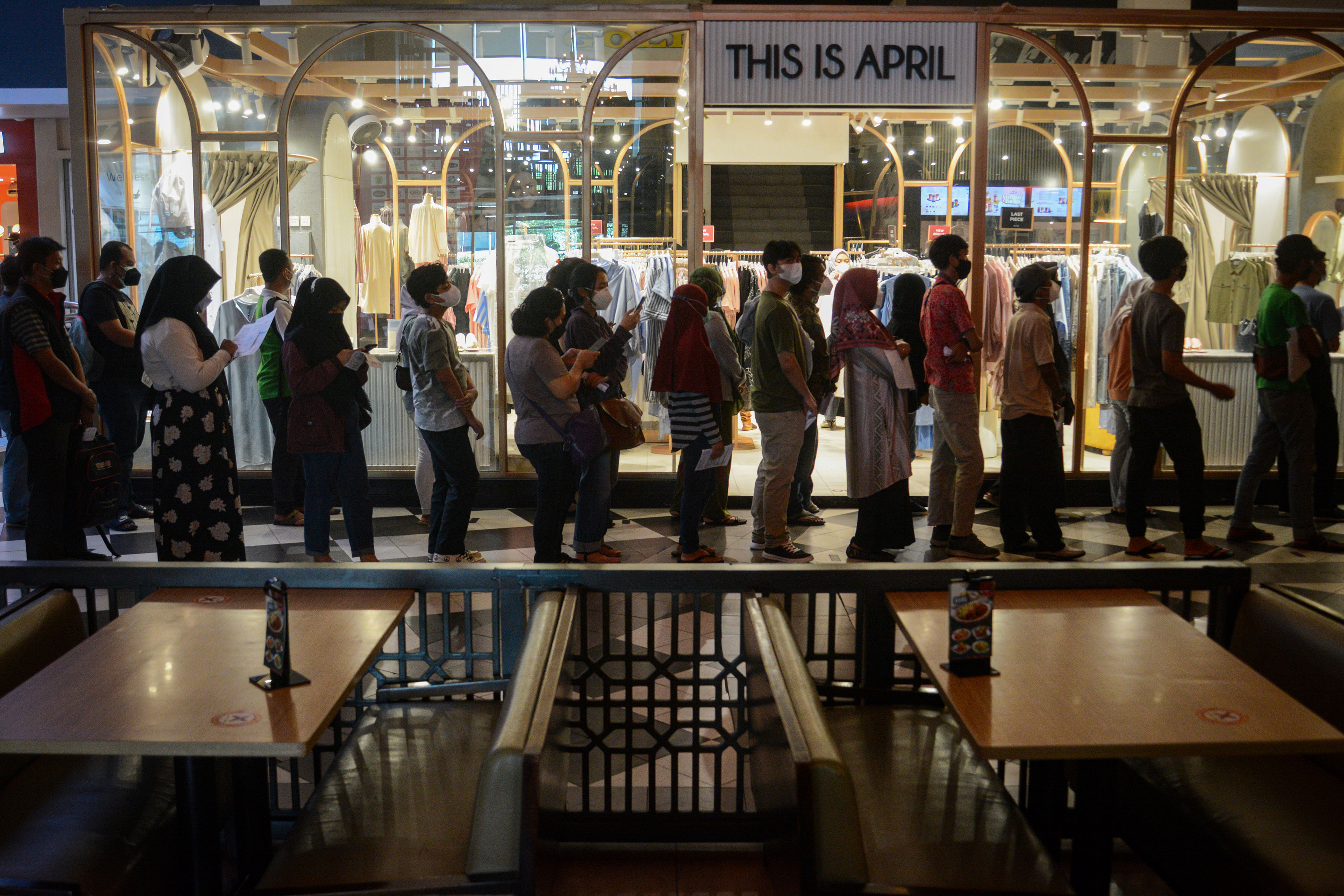  Warga antre saat mengikuti vaksinasi COVID-19 di Mal Cilandak Town Square, Jakarta, Rabu (1/9/2021