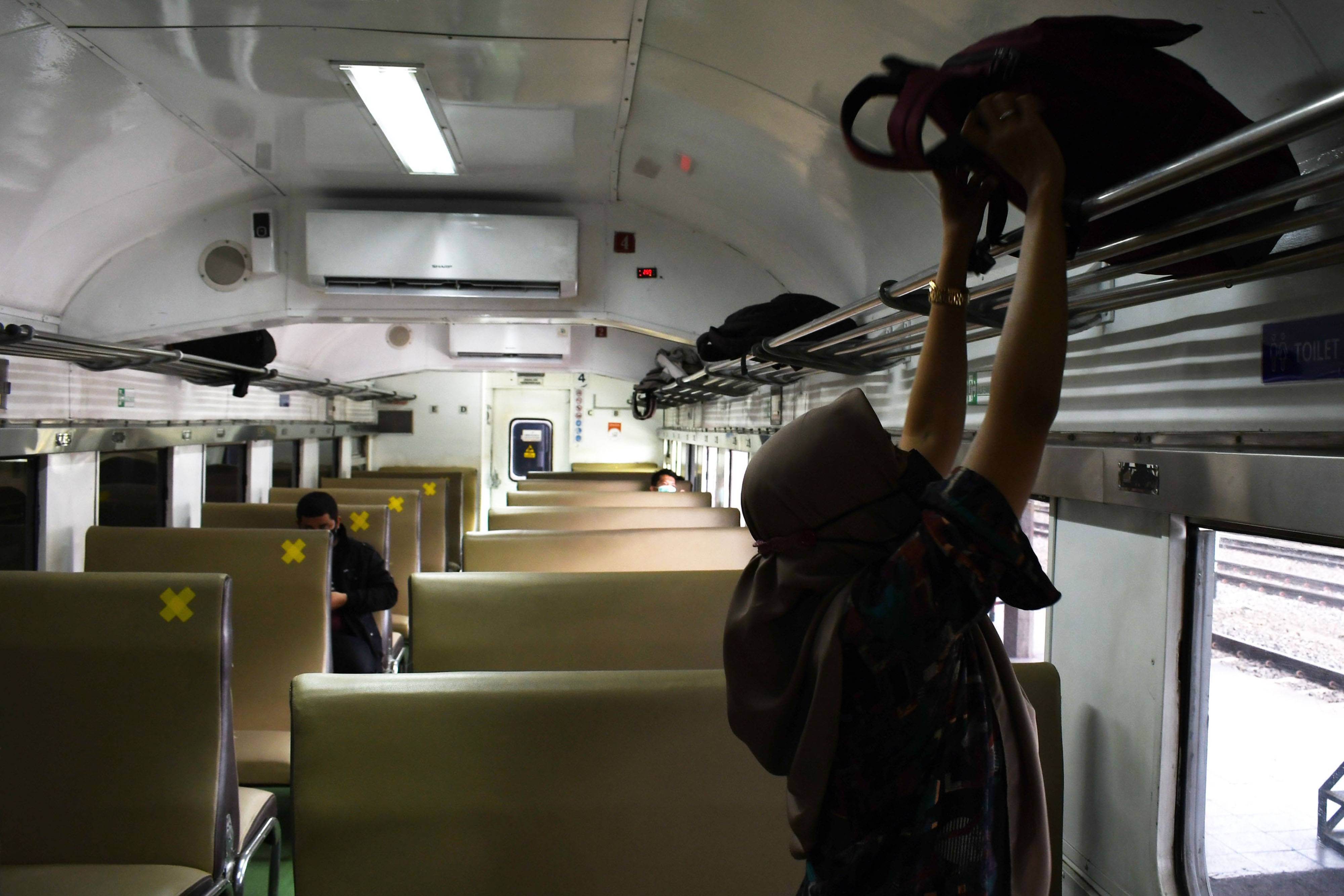 Suasana di salah satu gerbong kereta api pada masa pandemi 