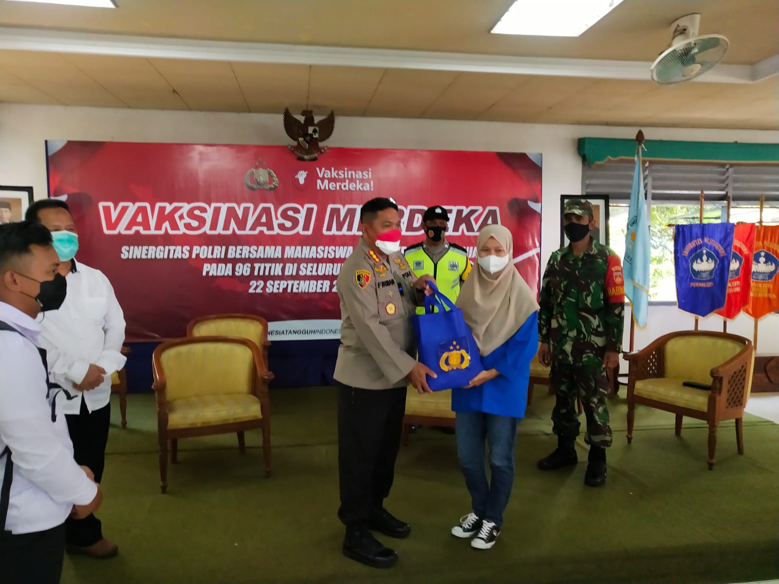 Kapolresta Banyumas KOmbes Firman Hakim menyerahkan bantuan 