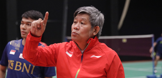 Pelatih tim Indonesia Herry Iman Pierngadi memberikan arahan kepada tim Piala Sudirman